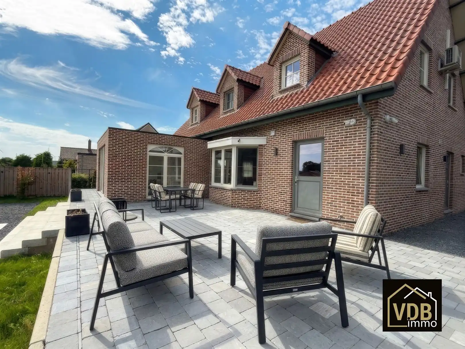 TOPWONING, rustige ligging, 4 slaapkamers, inpandige garage en zwembad foto 4