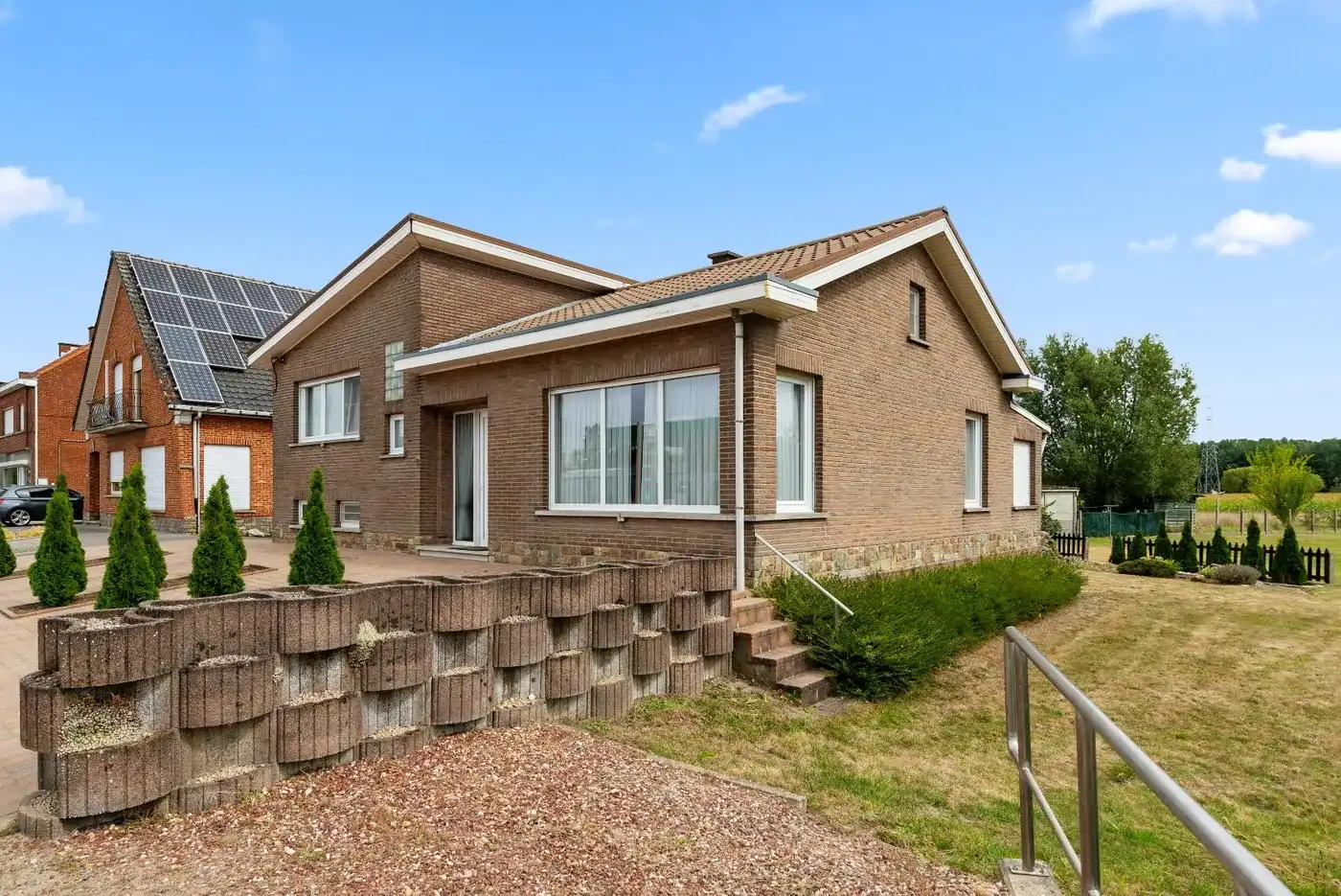 Open bebouwing op topligging met 2 slaapkamers en prachtige tuin foto 3
