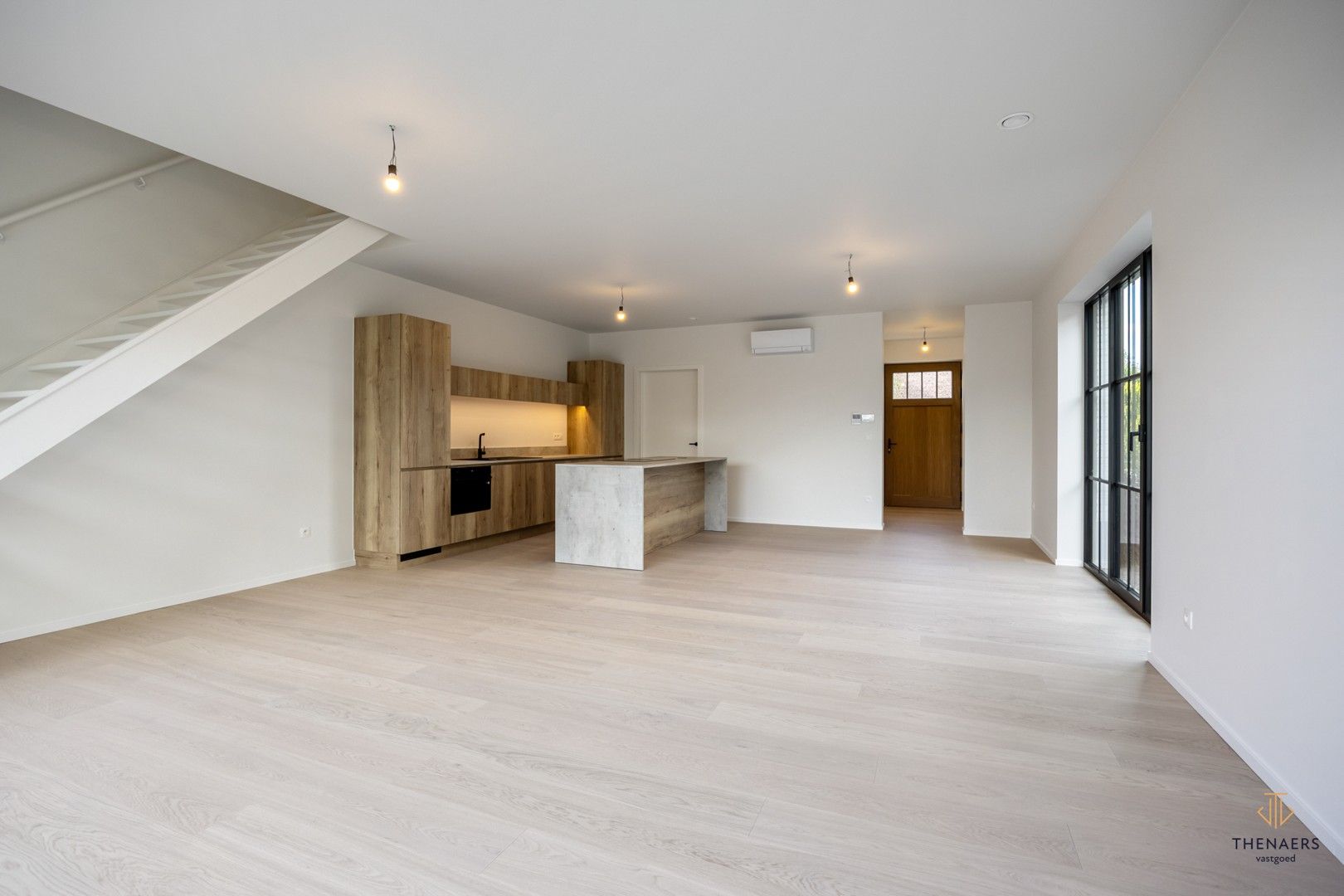 INSTAPKLARE LUXE EN ENERGIEZUINIGE NIEUWBOUWWONING MET 3 SLAAPKAMERS EN AANGELEGDE TUIN. foto 4