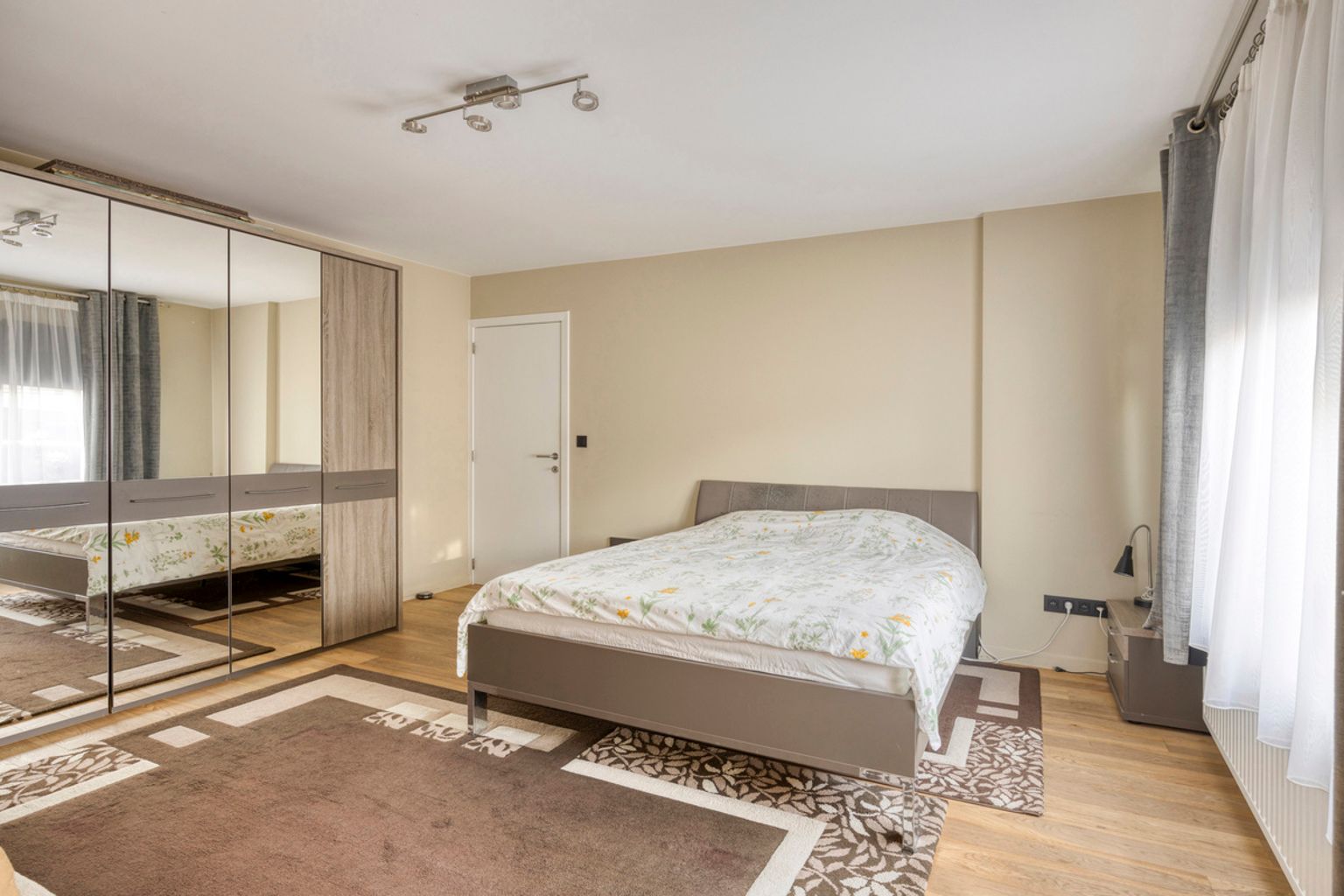 Ruime en gerenoveerde 3-gevelwoning met 4 slaapkamers foto 10