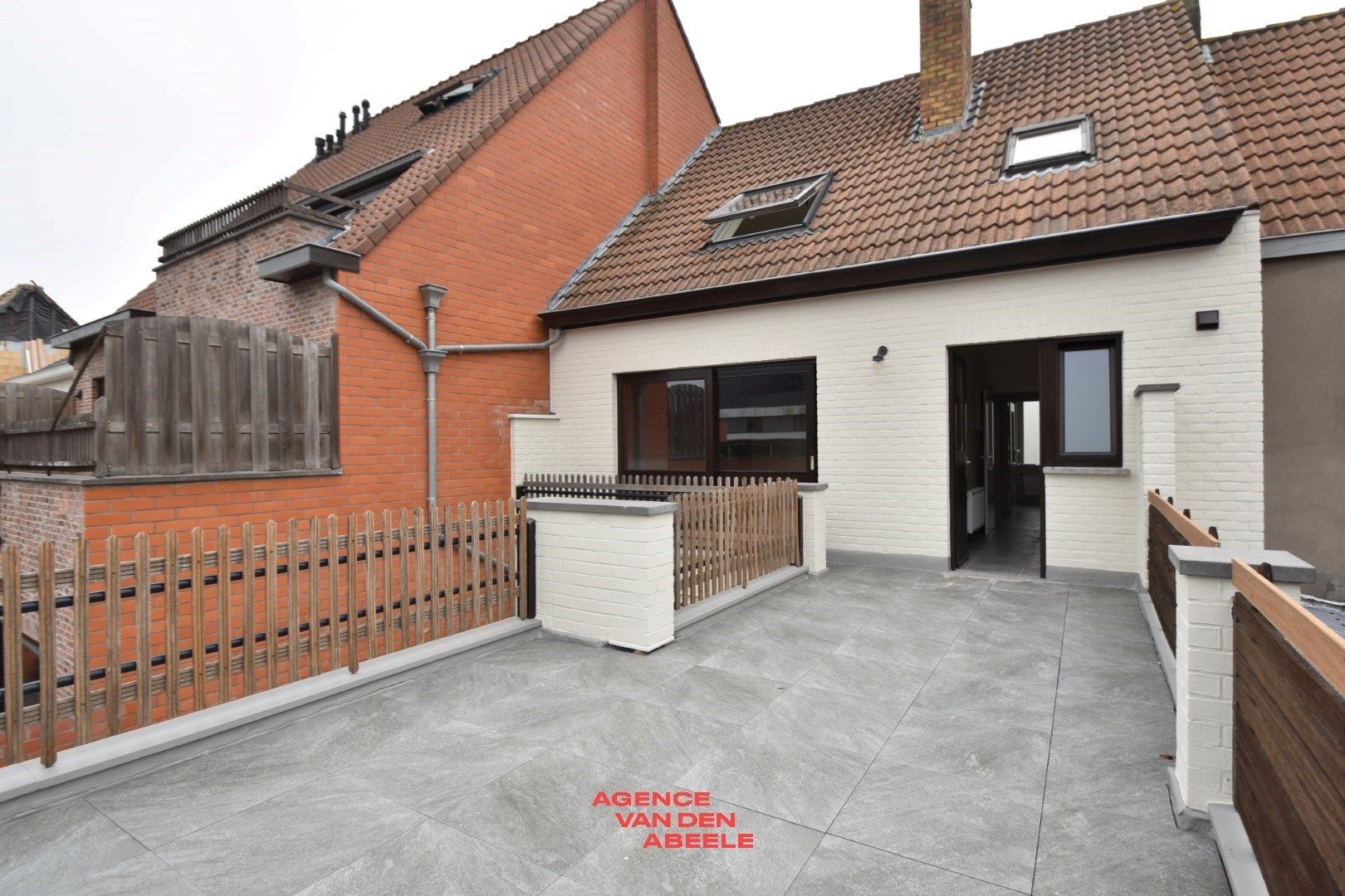 Gerenoveerde woning met garage en terras foto 17