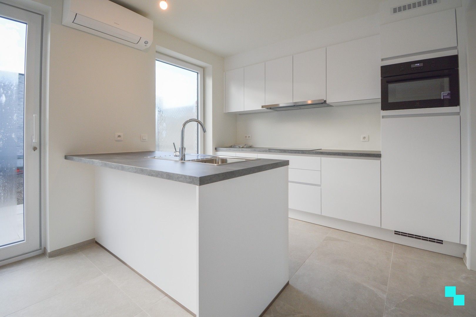 Volleidg afgewerkte nieuwbouwwoning met carport te Sleihage foto 6