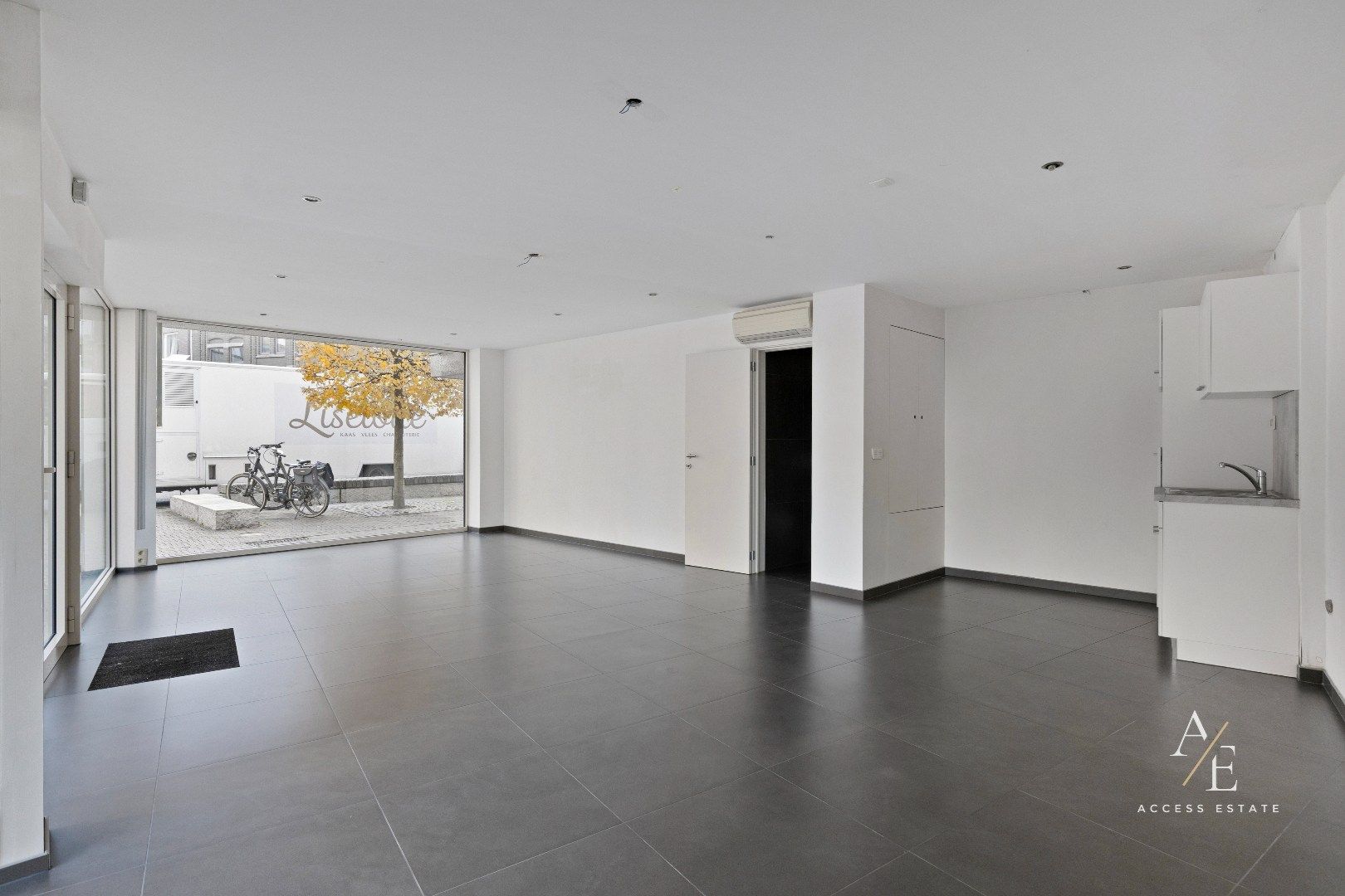 ZOTTEGEM - Uniek commercieel pand op de Markt! foto 3