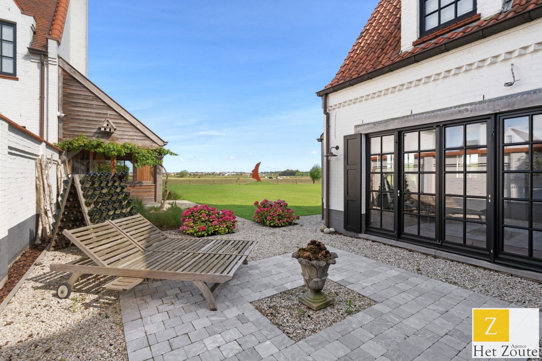 Prachtige villa gelegen op een ruim perceel van 2.648 m² foto 3