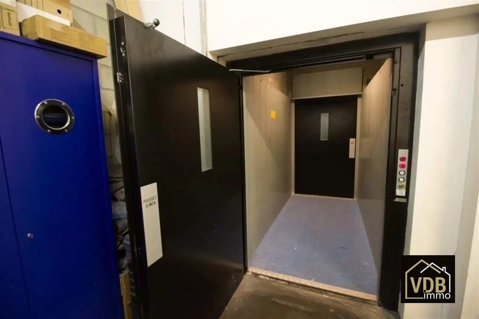 Commercieel gebouw op toplocatie, verhuurd met goed rendemen foto 23