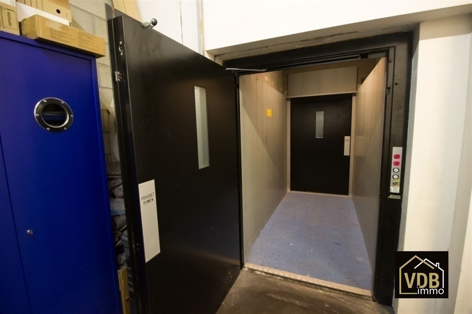 Commercieel gebouw op toplocatie geschikt voor vele doeleinden: kantoor, kleinhandel, groothandel... foto 24