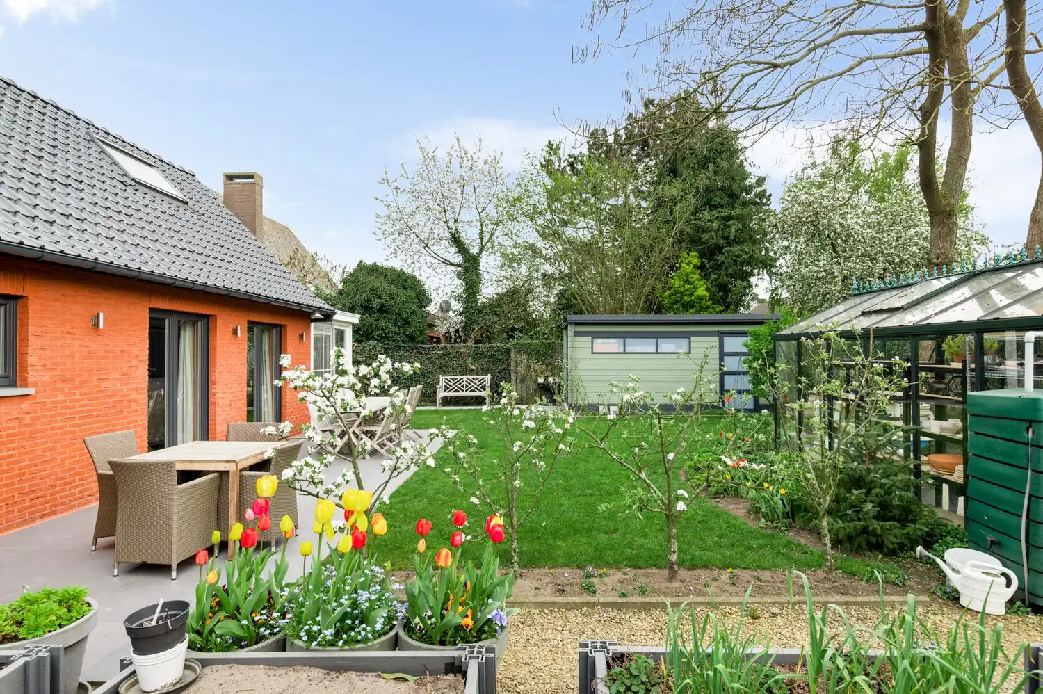 Instapklare laagbouwwoning met zonnige tuin in rustige straat te Hoevenen foto 17