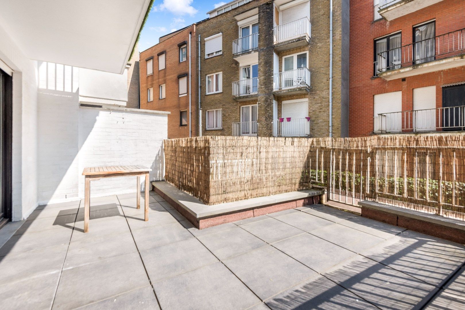 Ruim, ongemeubeld appartement met groot zonneterras achteraan, gelegen op de Kustlaan. foto 14