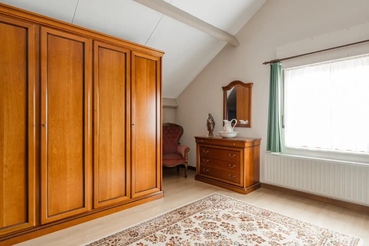 Mooie vrijstaande woning te koop vlakbij het centrum met 4 slaapkamers rustig gelegen op 10a10ca. foto 38