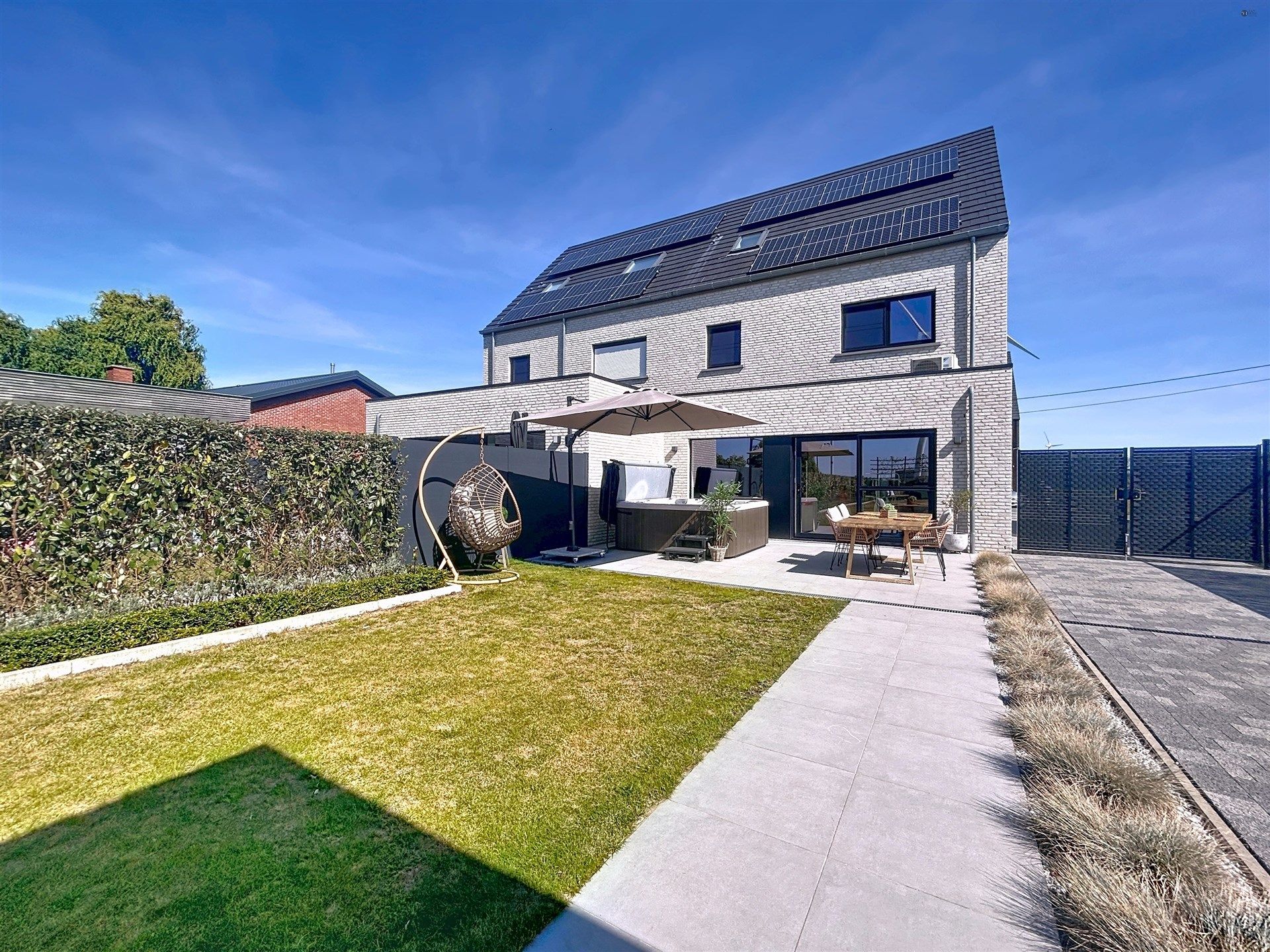 Half open bebouwing met 4 slaapkamers en ruime garage op perceel van 518m² foto {{pictureIndex}}