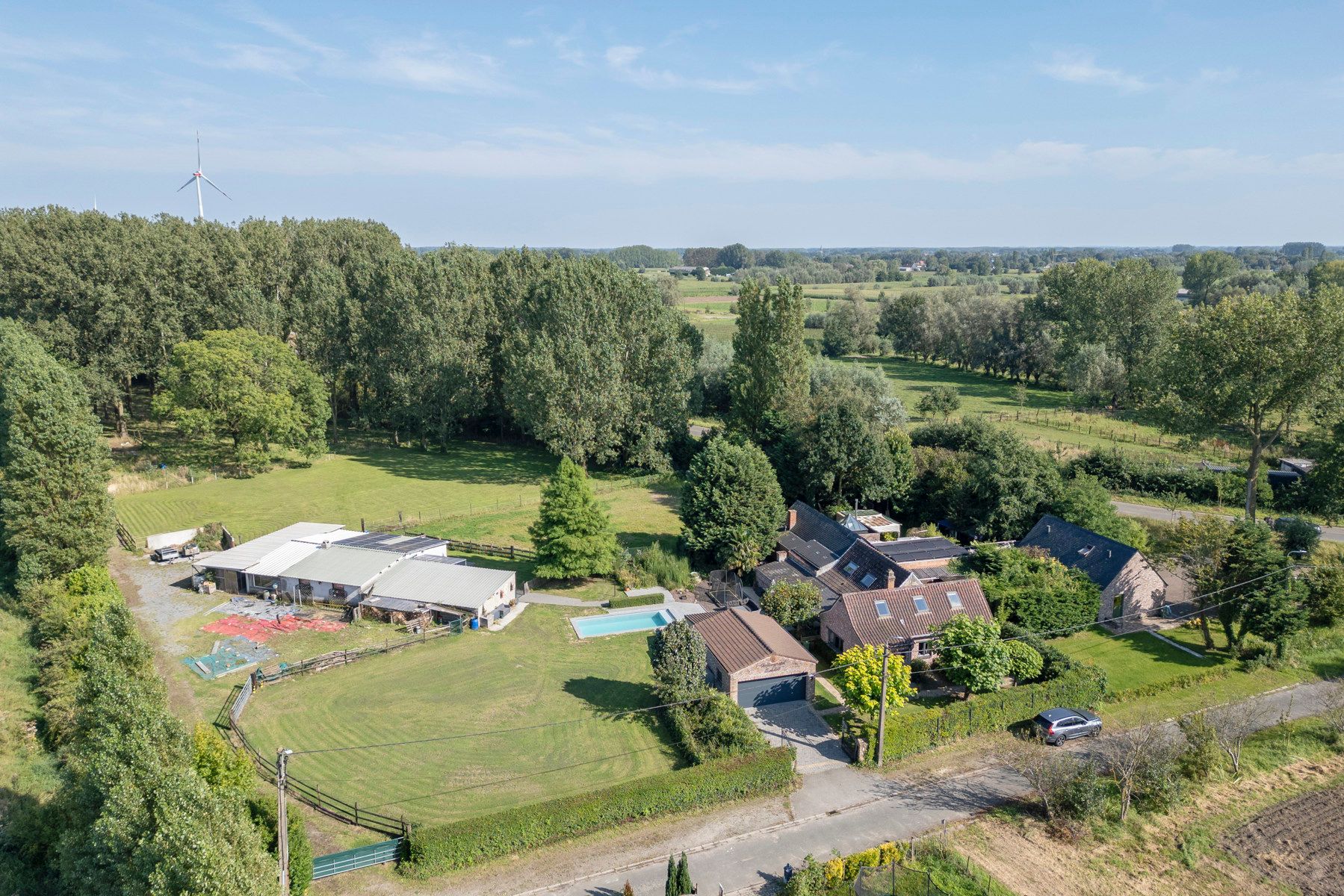 Hoeve met paardenstallingen en ingebouwd zwembad op 10.515m² foto 1