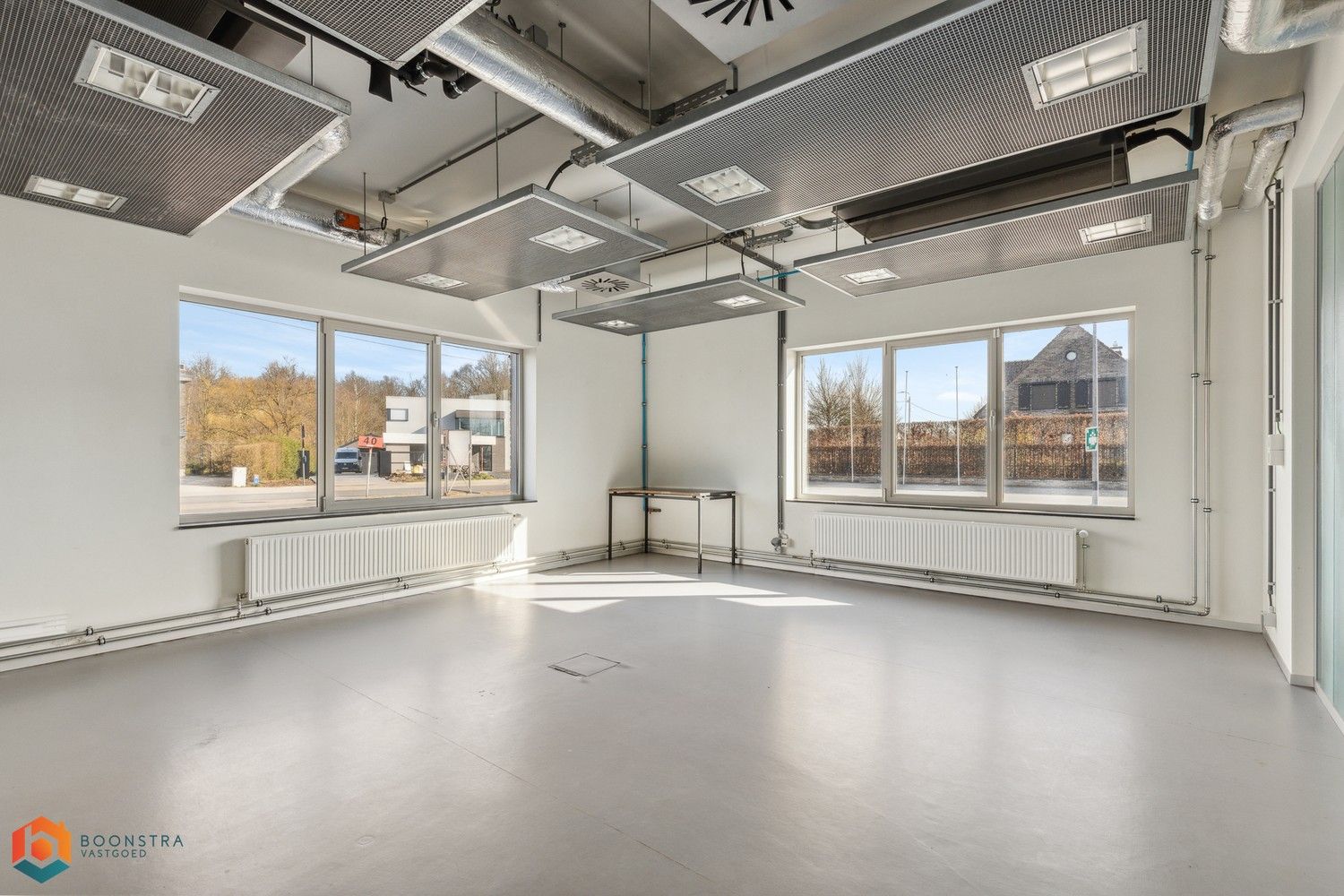 Veelzijdig kantoorgebouw met ruime parking op 2433 m² foto 4