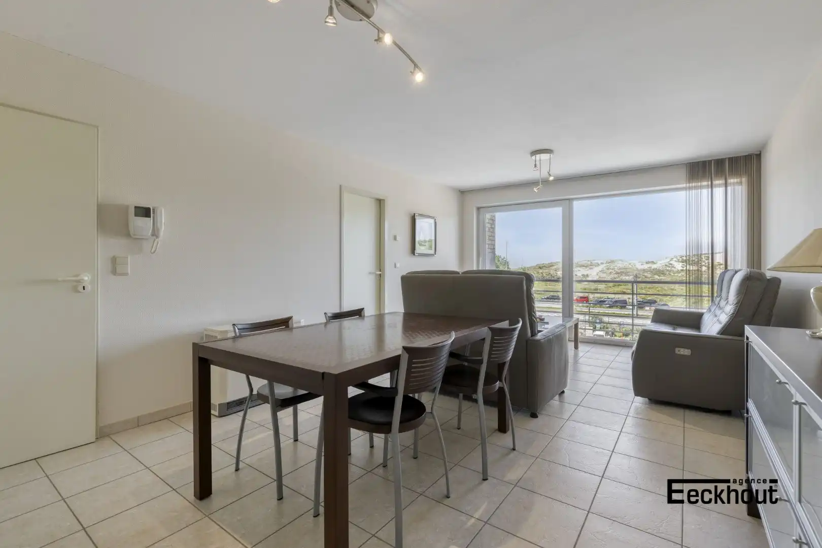 Instapklaar appartement met mooi terras en open zicht op de Bredense duinengordel. foto 6