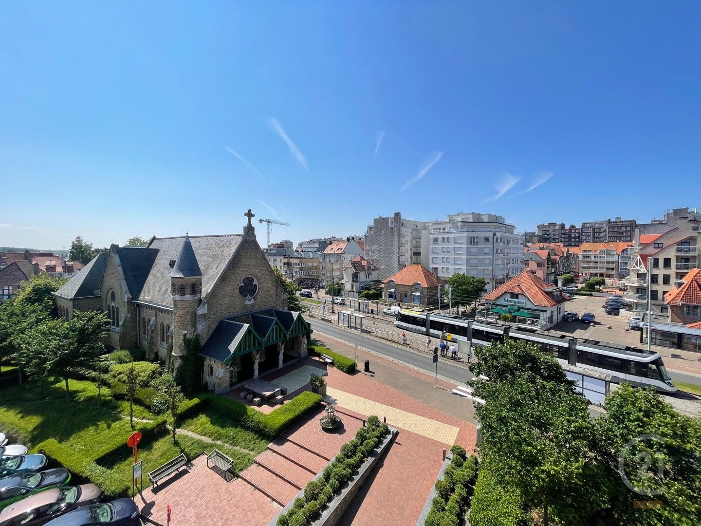 Appartement met een uniek open uitzicht over het Portiekenplein en op 250m van het strand. foto 17