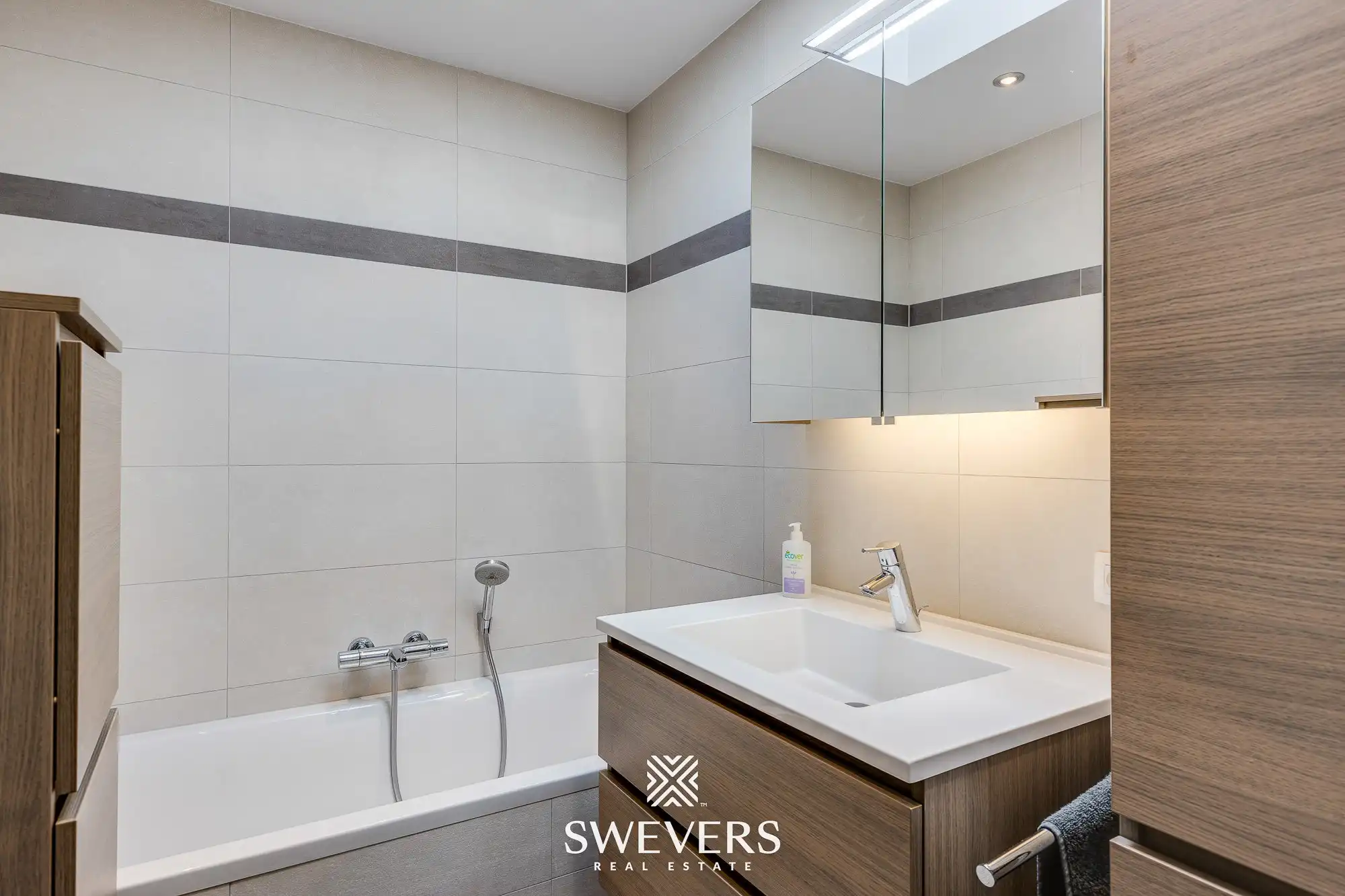 Prachtige eigentijdse bungalow met mooi aangelegde, rustige tuin foto 6