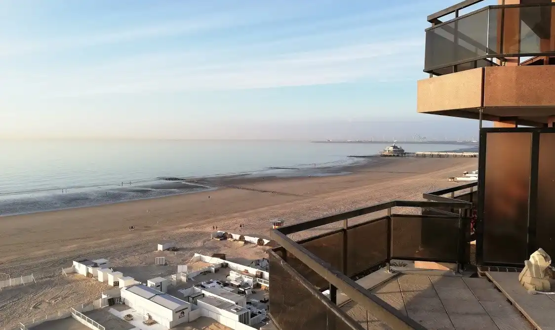 Gerenoveerd twee slaapkamer appartement met zowel frontaal zeezicht als zicht op het hinterland foto 23