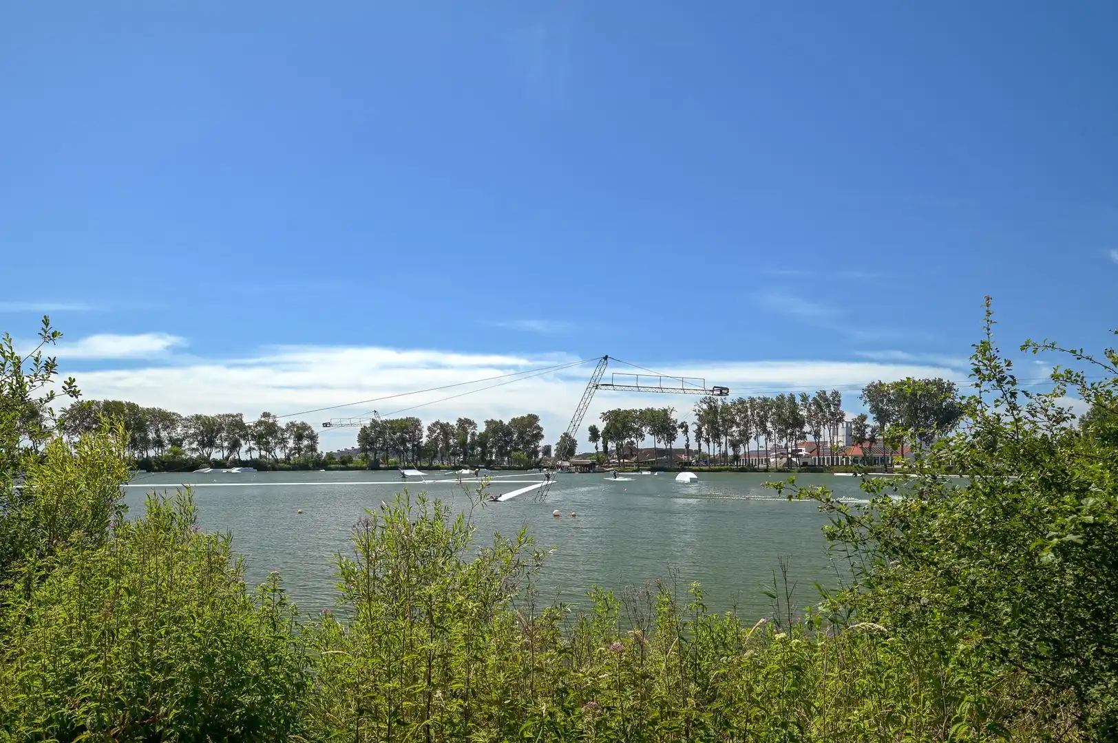 Uitzonderlijk tuinappartement met frontaal zicht op het Duinenwatermeer. foto 4