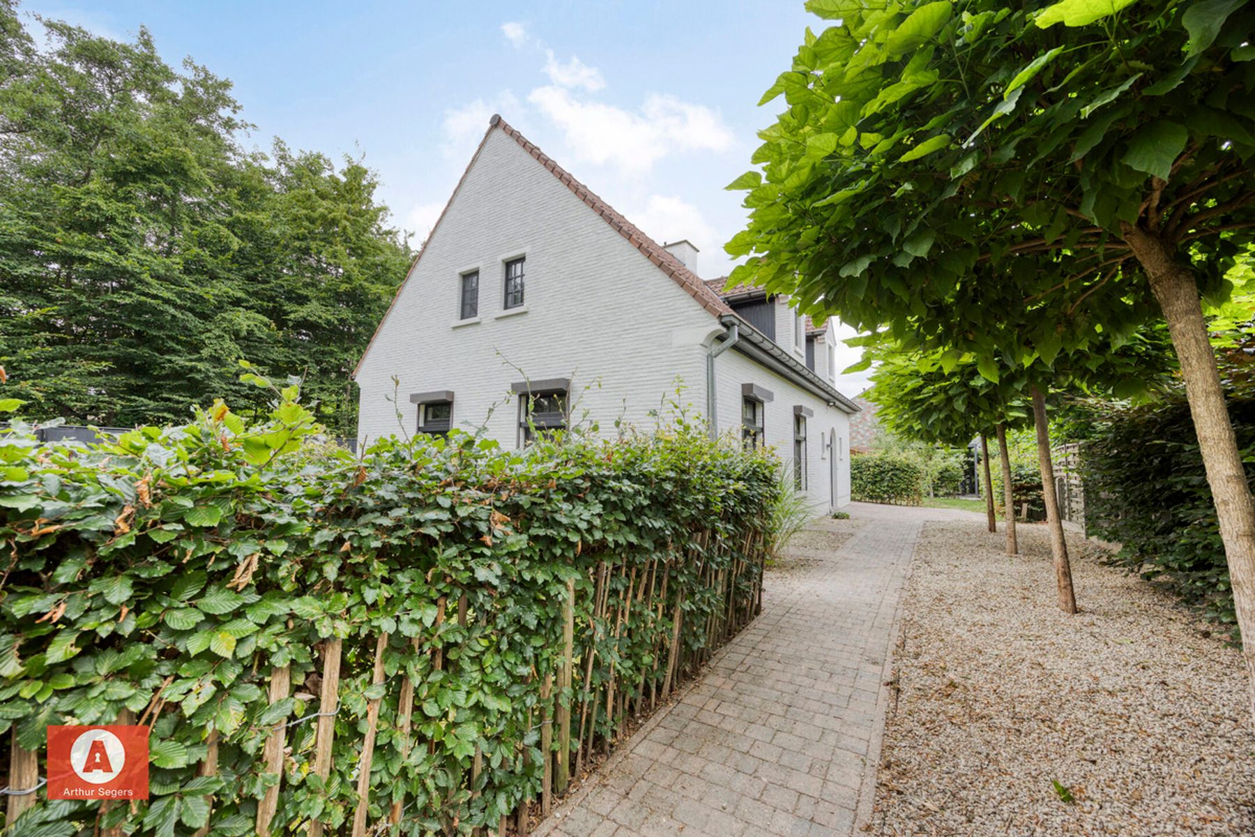 Landelijke open bebouwing in rustige, doodlopende straat foto {{pictureIndex}}