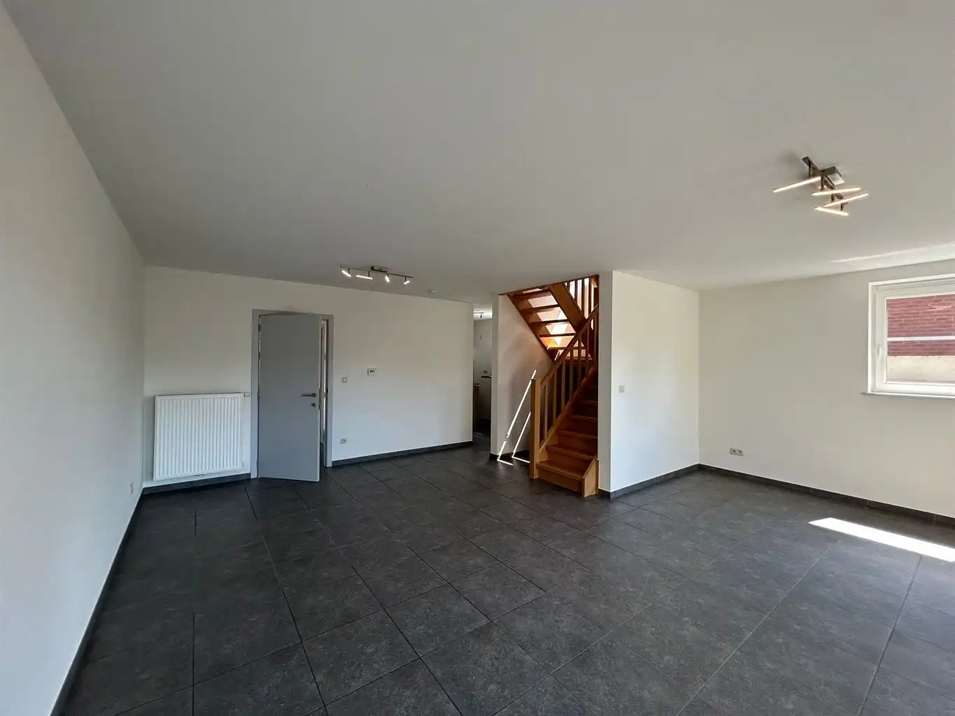 Instapklare stadswoning met 3 slaapkamers, aparte garage en tuintje. foto 4