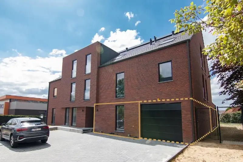 Ruim gelijkvloers nieuwbouwappartement met 2 slaapkamers, terras en een mooie tuin op een goed bereikbare locatie! foto 14
