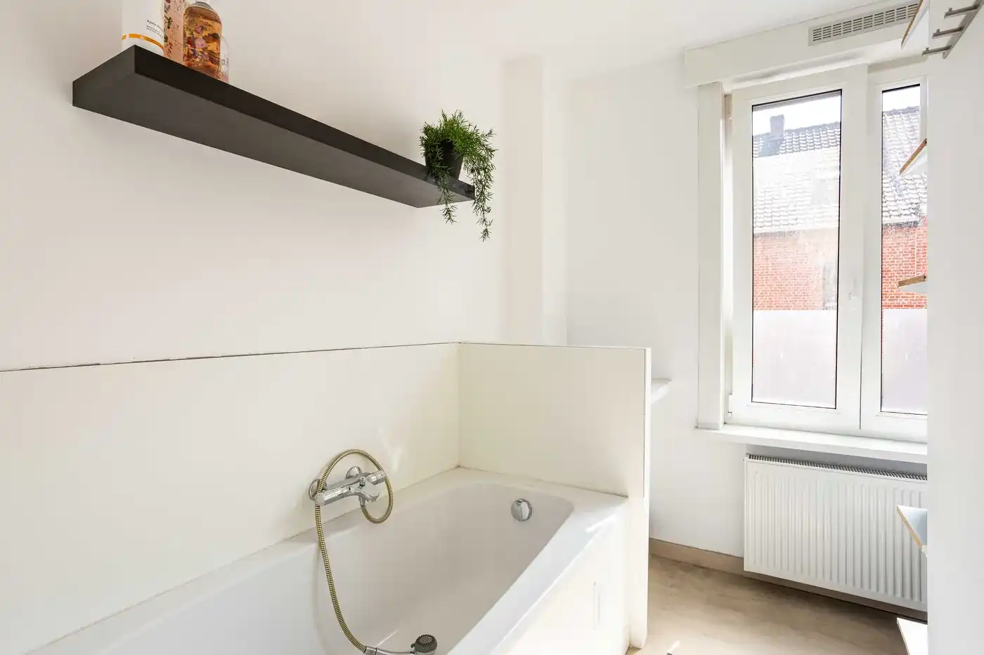 Verrassend ruime, instapklare woning in Zwevegem foto 10