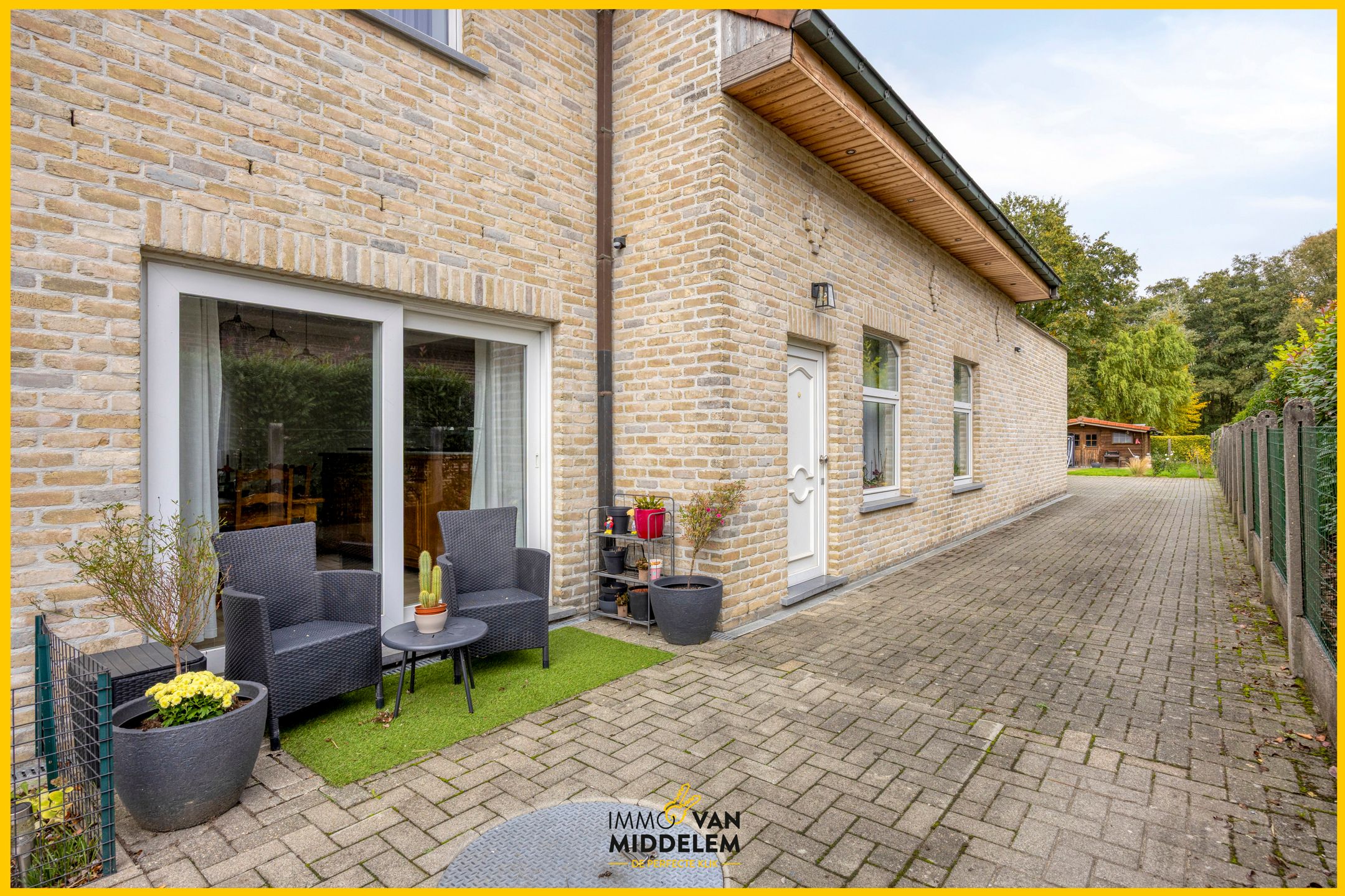 INSTAPKLARE WONING MET 3 KAMERS, TERRAS, TUIN EN GARAGE foto 2
