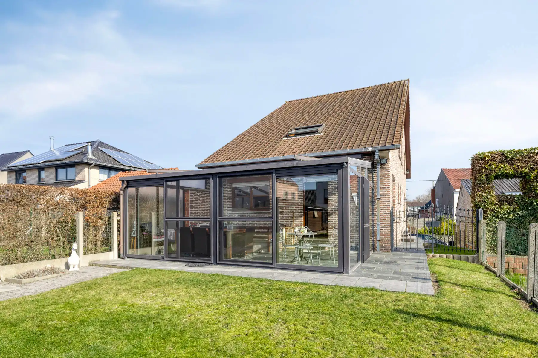 Te moderniseren ruime en solide 3-gevelwoning met grote tuin foto 2
