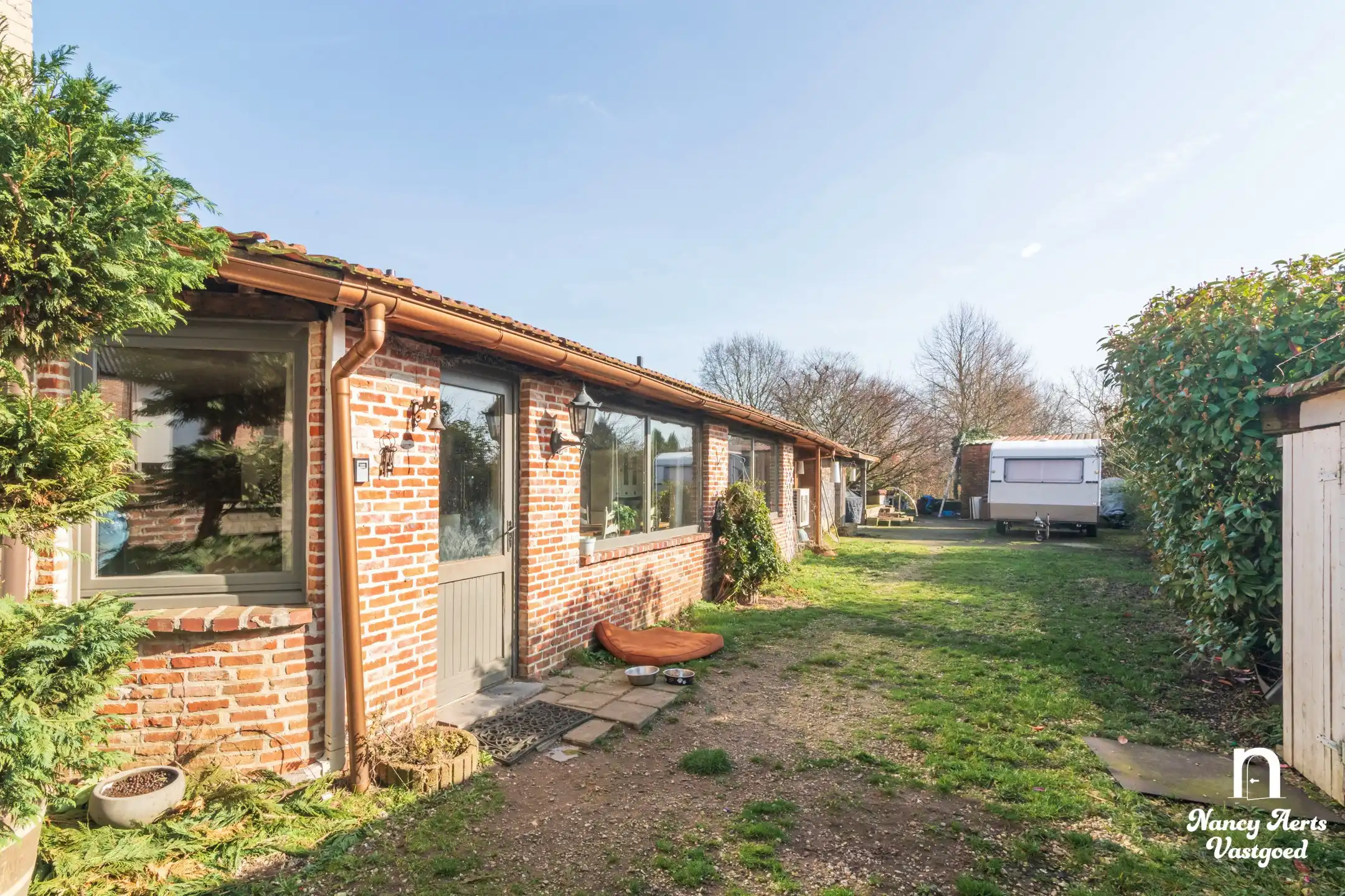 Ruime halfopen woning met tuin en veel potentieel foto 21