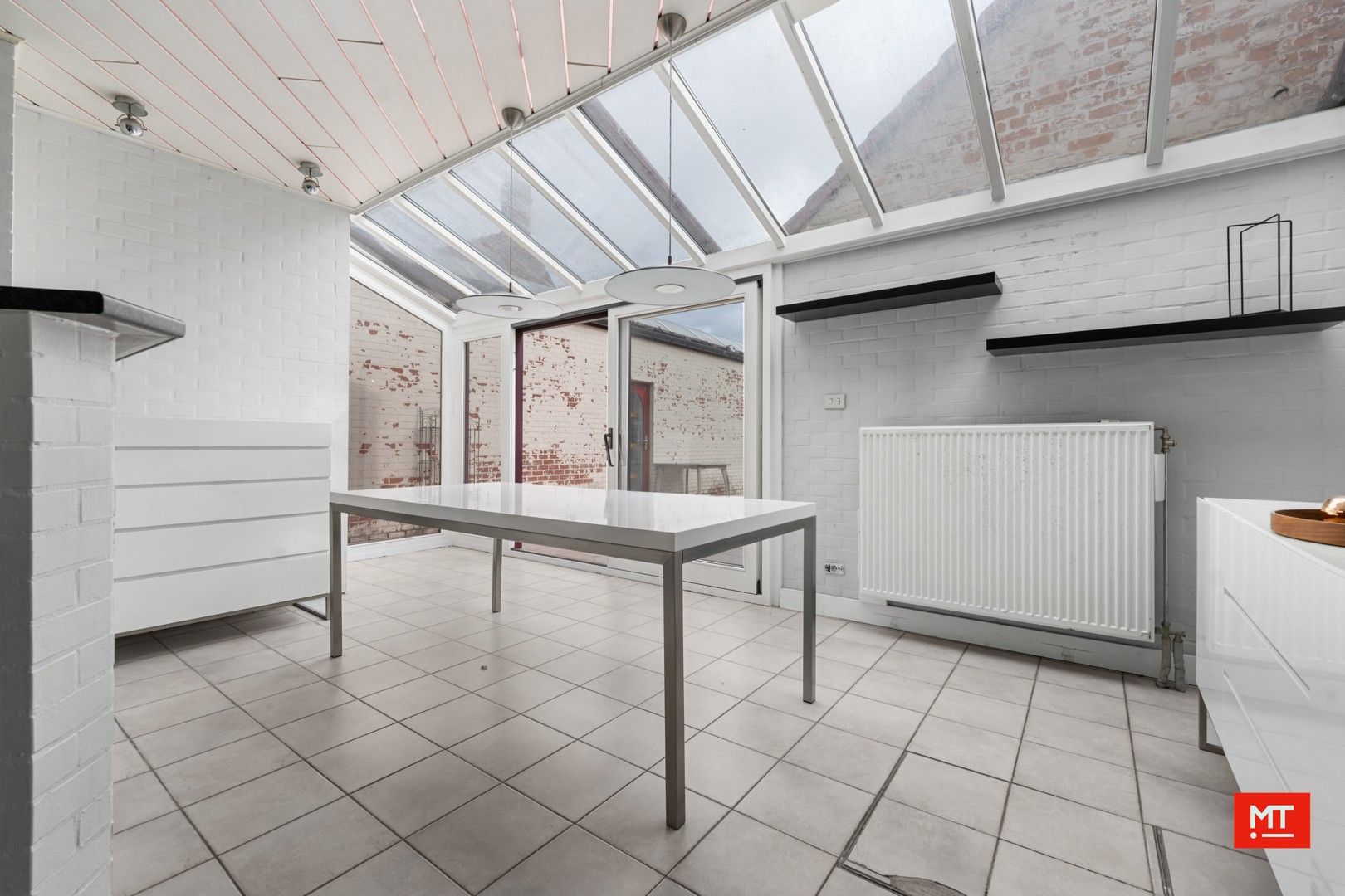 Bijzonder ruime woning met opslagruimte, dubbele garage en uitweg in centrum Langemark foto 12