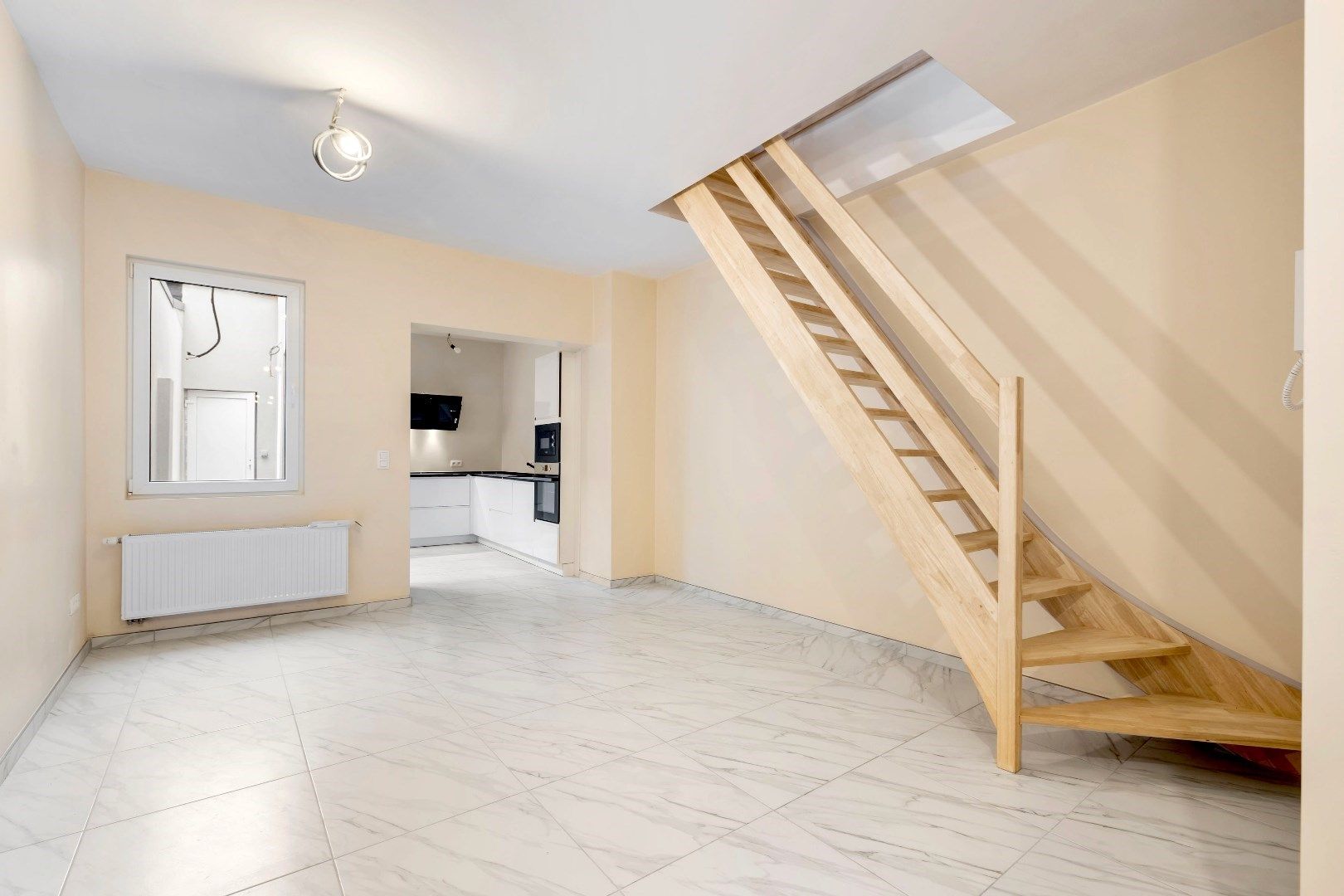 Instapklare, gerenoveerde 3-slpk woning in centrum foto 2