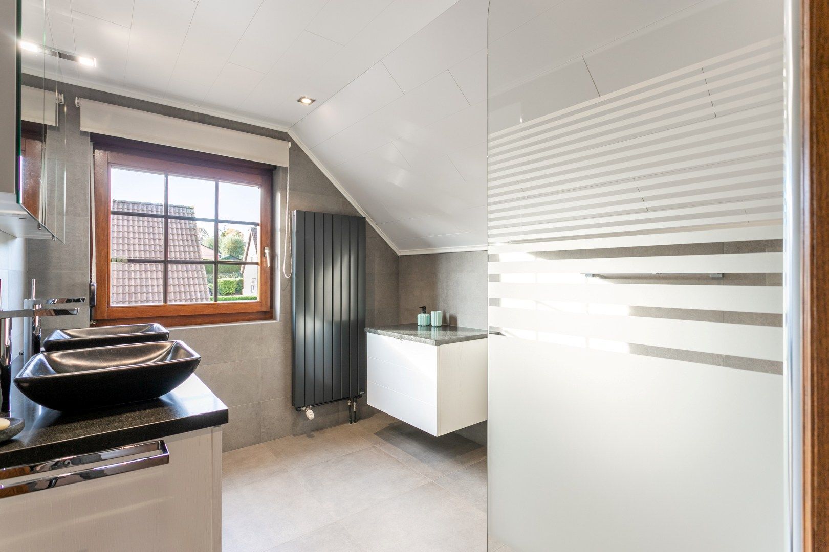 Charmante instapklare woning met 3 SLPKS, tuin & garage foto 20