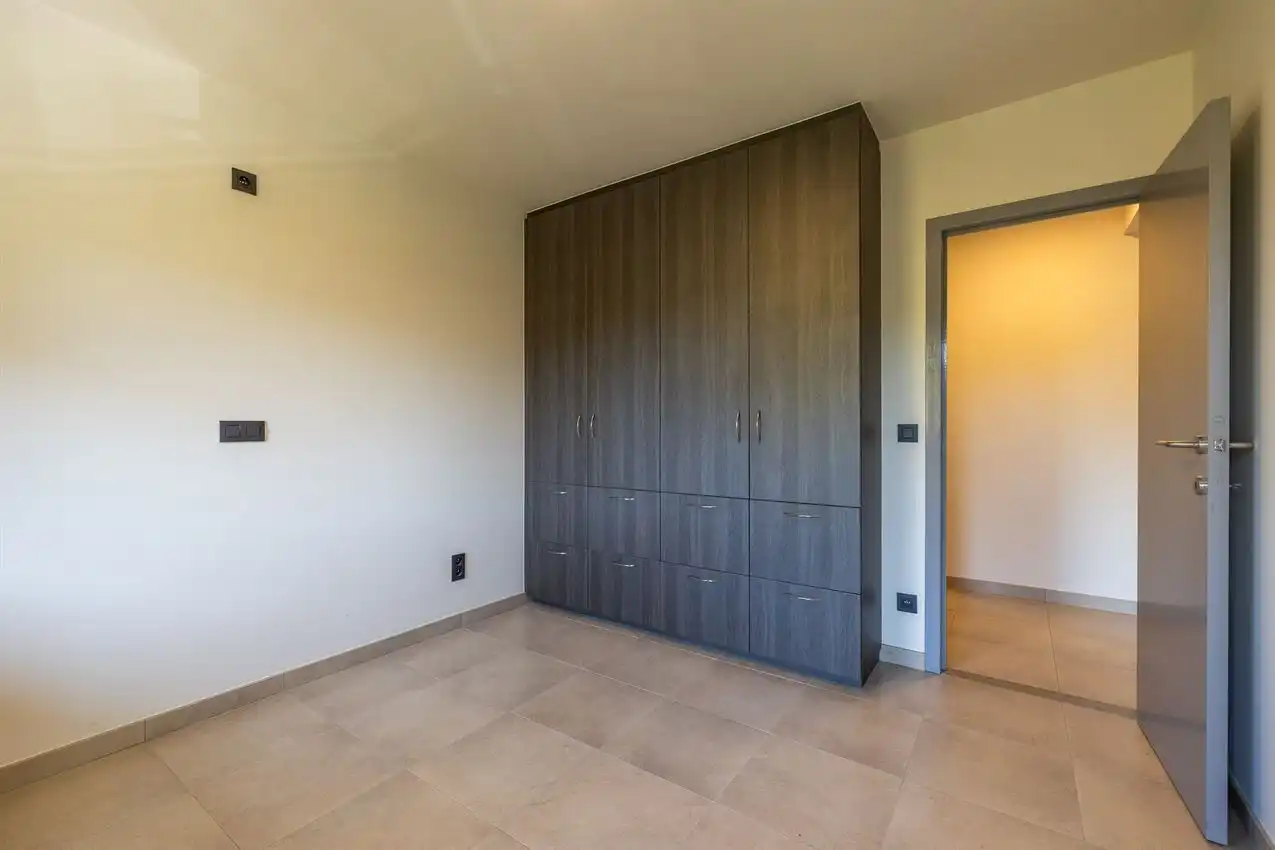 Vernieuwd app, twee slaapkamers, terras en garage foto 22