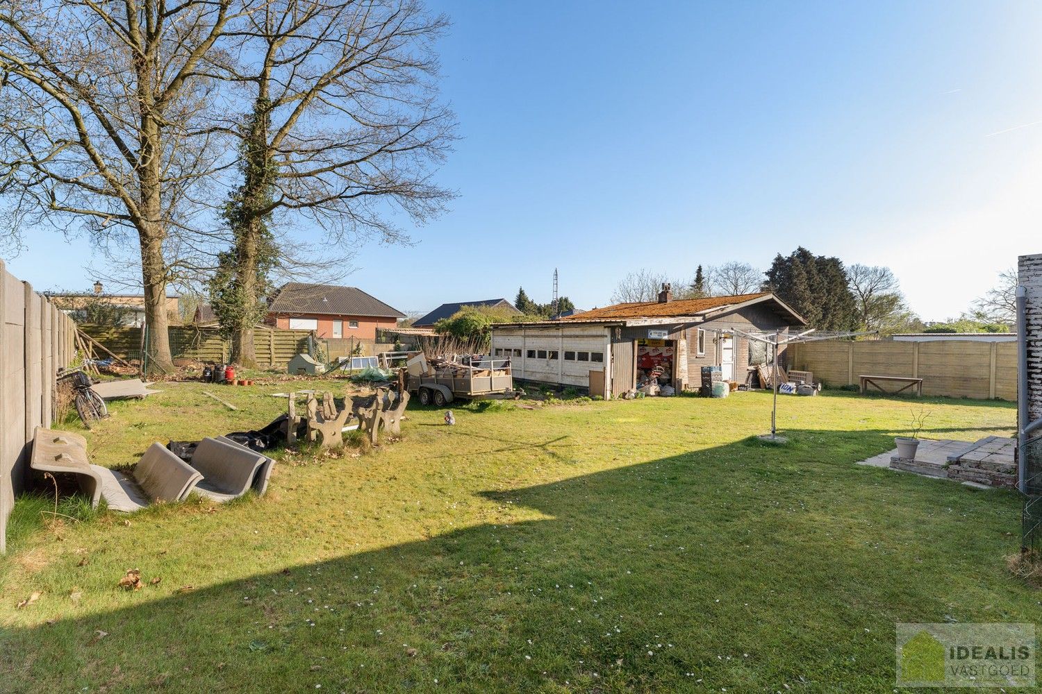 IDEALIS VASTGOED - CHARMANTE INSTAPKLARE GEZINSWONING MET EEN LICHTRIJKE LEEFRUIMTE, MODERNE OPEN KEUKEN MET KOOKEILAND, 3 RUIME SLAAPKAMERS EN BADKAMER. DE WONING IS GELEGEN OP EEN PRACHTIG PERCEEL VAN 12A 68CA! Deze knappe bungalow omvat een aangename 140m² bewoonbare oppervlakte met een lichtrijke woonkamer met aansluitend een moderne open keuken met kookeiland (voorzien van alle comfort), 3 ruime slaapkamers en een badkamer. De woning biedt verder een kelderverdieping en een zeer ruime tuin. Een unieke kans voor kandidaten op zoek naar een instapklaar huis voorzien van alle faciliteiten op een hele fijne locatie tussen de centra van Oudsbergen, Bree en Peer! foto 22