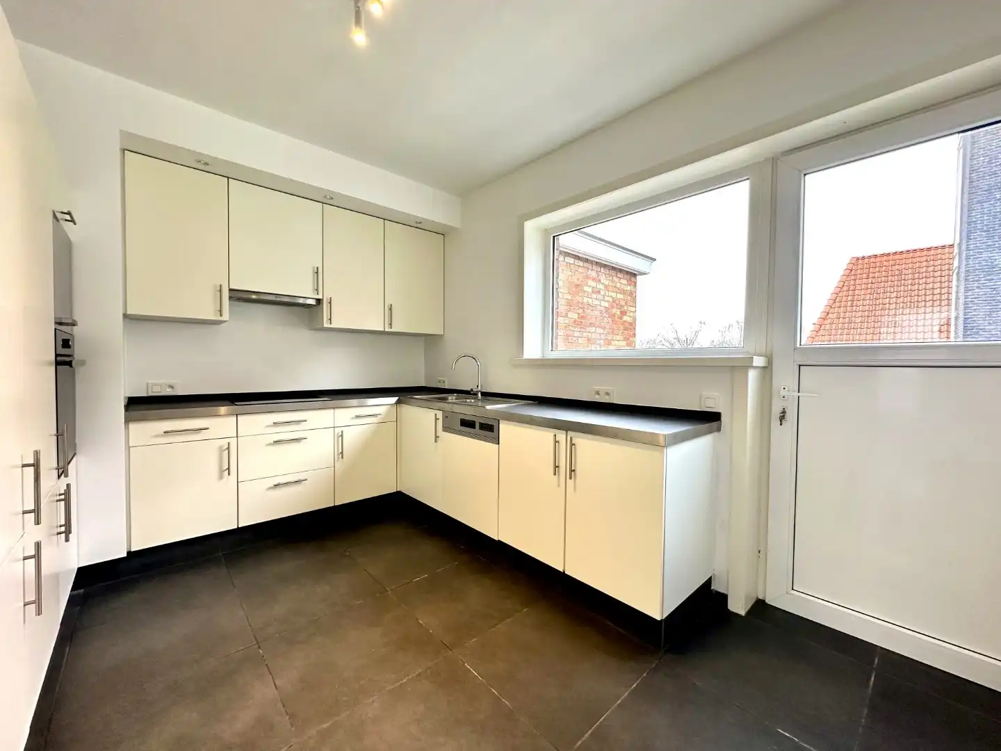 Lichtrijk appartement met twee slaapkamers foto 6