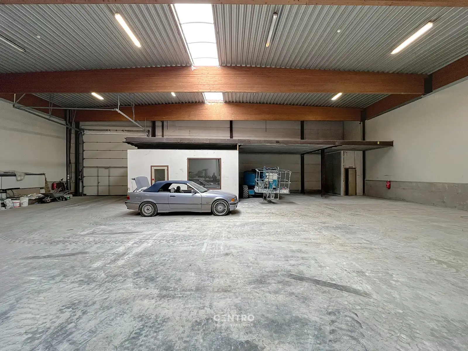 Instapklaar magazijn (± 700 m²) met automatische sectionaalpoort langs de N8 te Elverdinge (Ieper). Ambachten toegestaan ! foto 9
