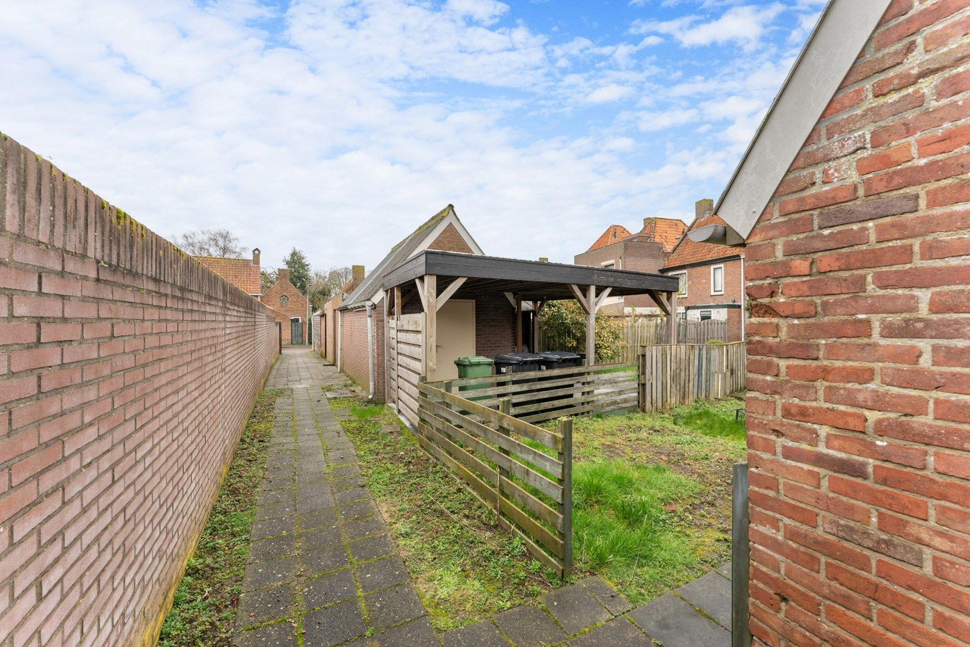 Rijwoning met toffe tuin en uitweg te Sluis (Nederland) foto 17