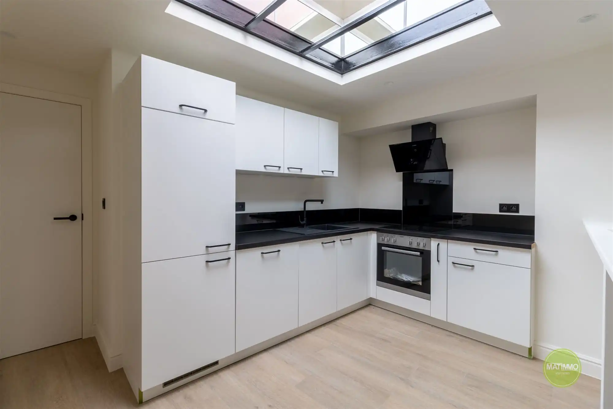 Gerenoveerde woning met twee slaapkamers en garage in Mol foto 2