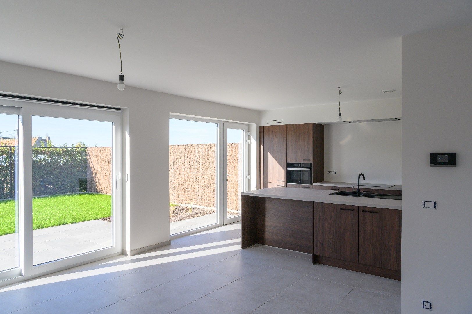 INSTAPKLARE NIEUWBOUWWONING MET 3 SLPKS | GARAGE EN TUIN foto 3