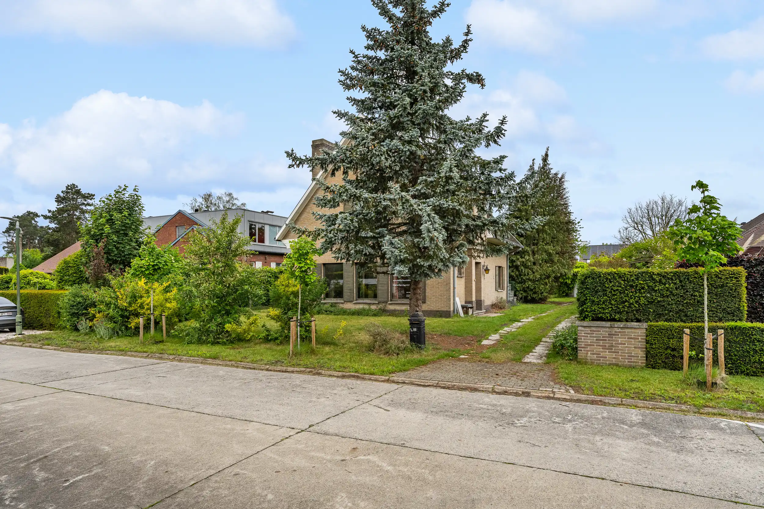 Hoofdfoto van de publicatie: Te renoveren woning in residentiële woonwijk te Wetteren