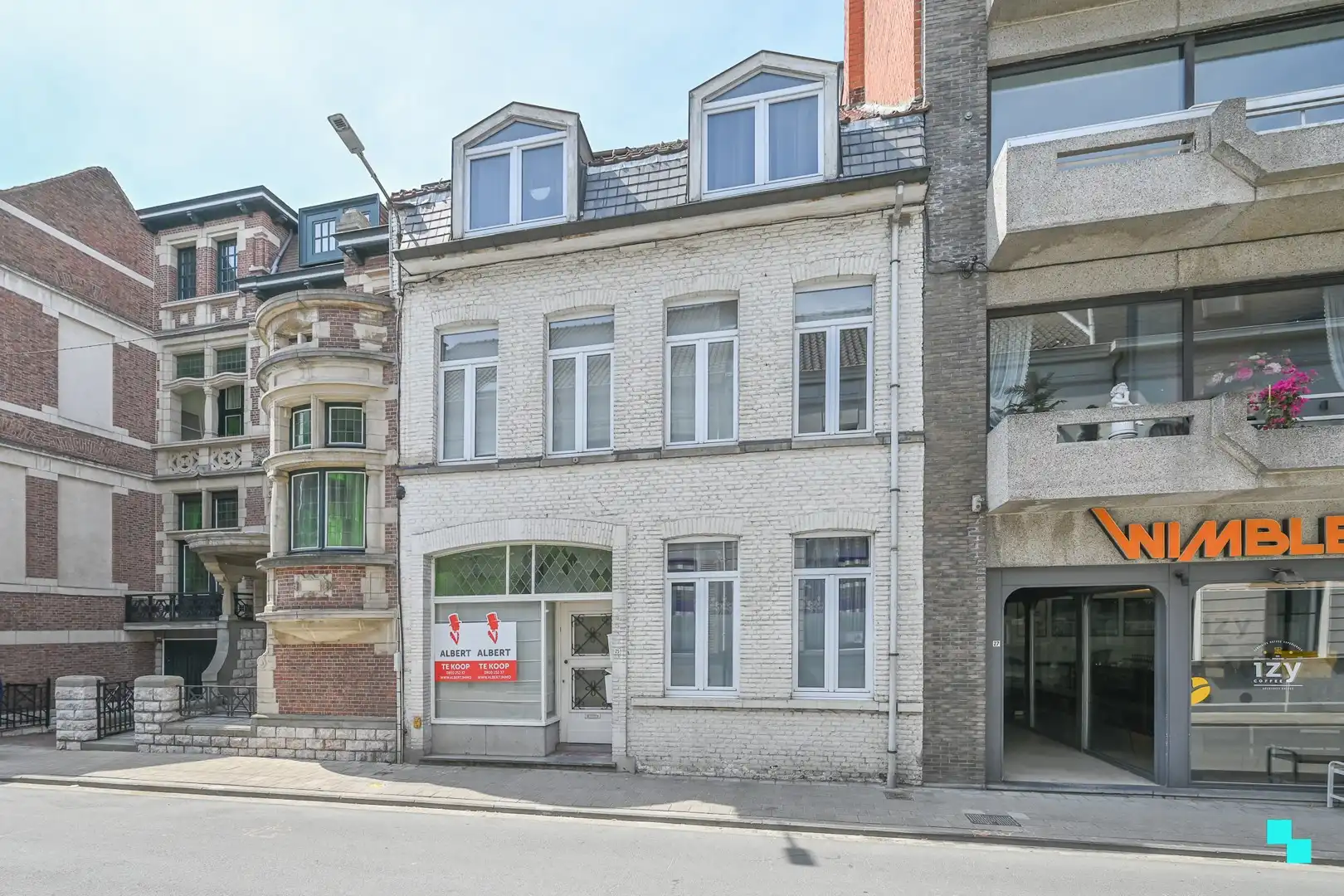 Appartementsgebouw met 3 verhuurde entiteiten in hartje Izegem foto {{pictureIndex}}