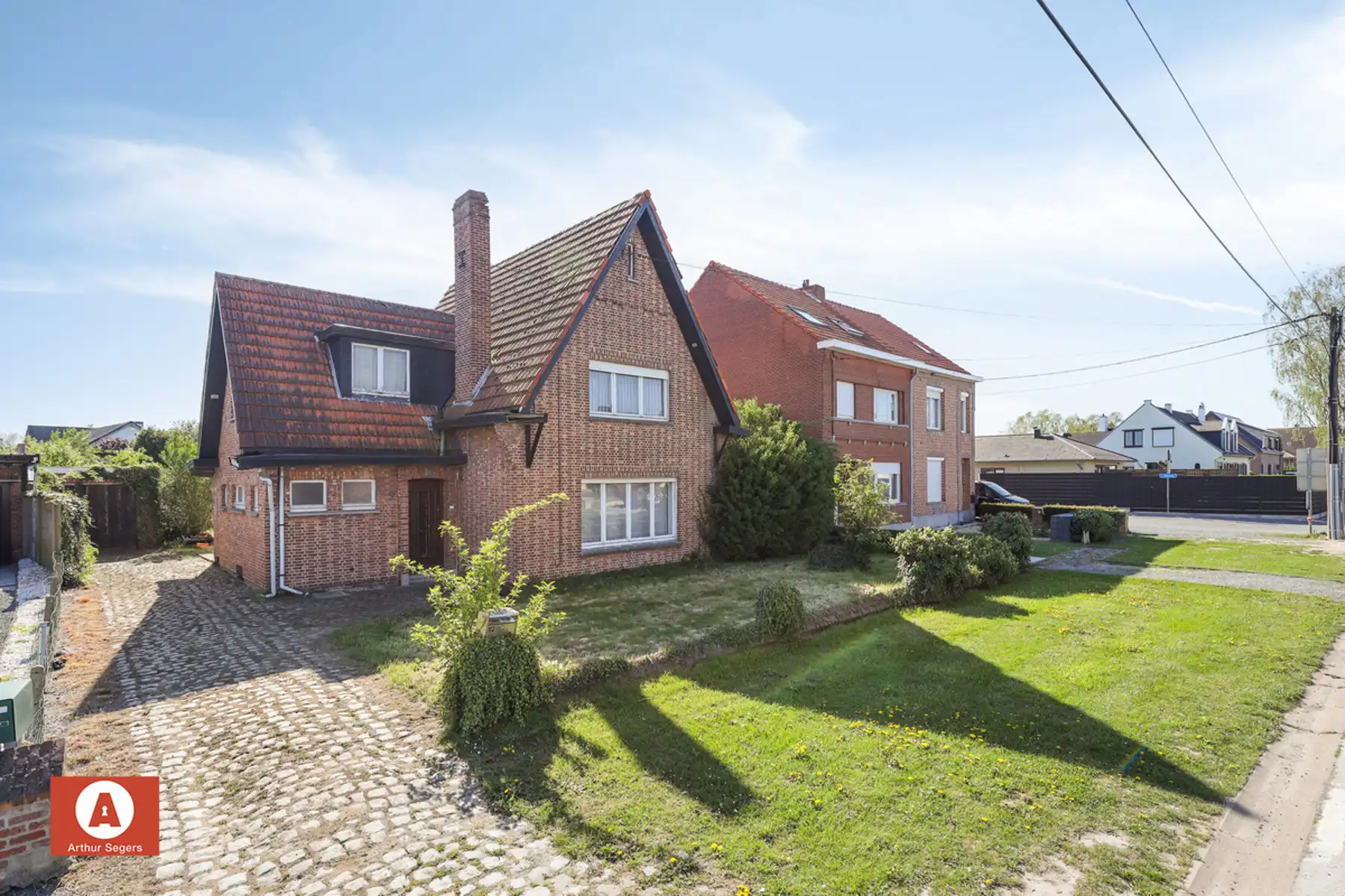 Te renoveren open bebouwing met 4 slaapkamers op toplocatie foto 3