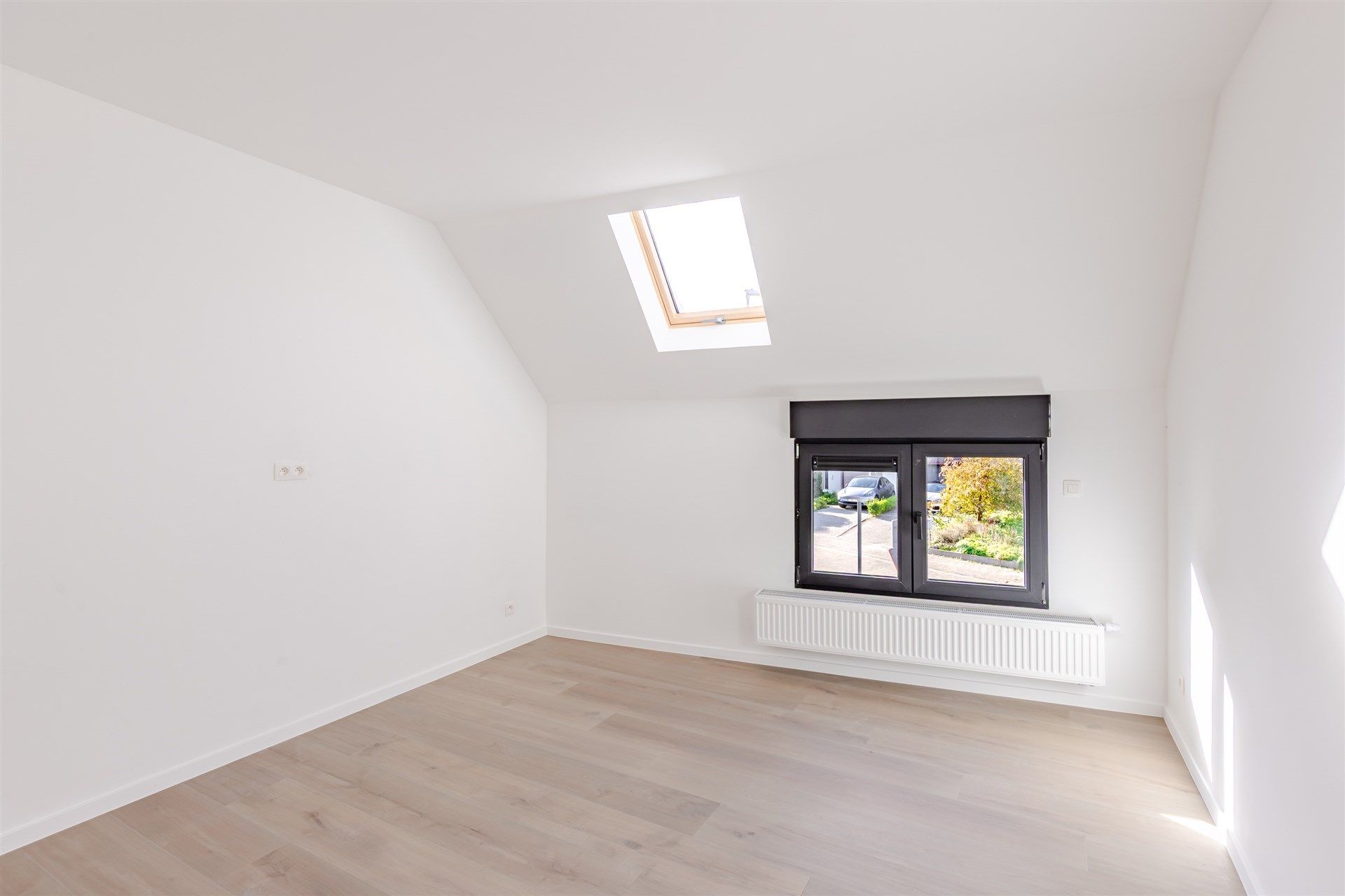 Top gerenoveerde woning met 3 slks en buitenruimte foto 9