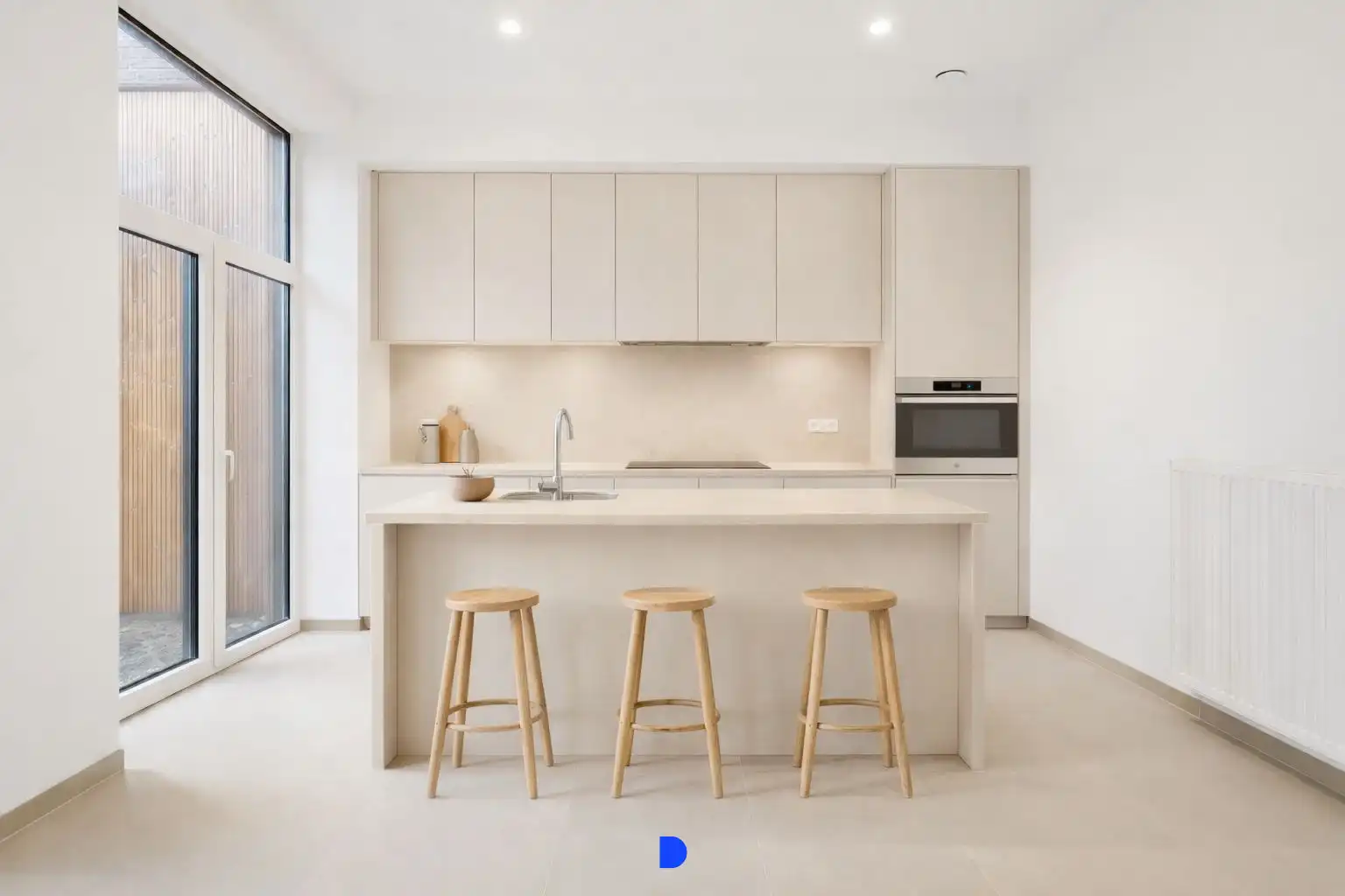 Stijlvol gerenoveerde woning met lichtrijke leefruimtes en tuin foto 7