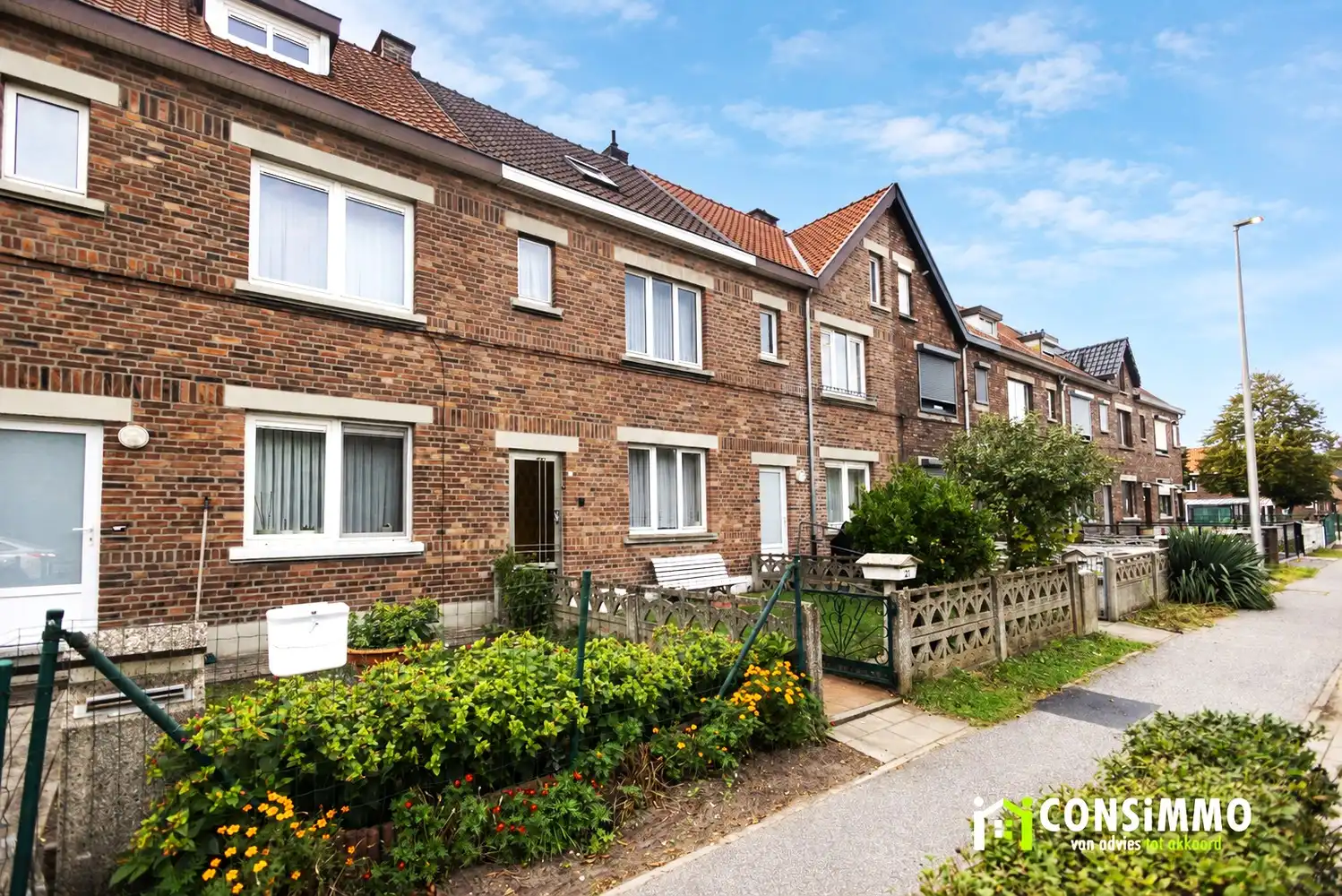 Te renoveren gezinswoning met 4 slaapkamers, tuin en garage in Genk-Zwartberg foto 2