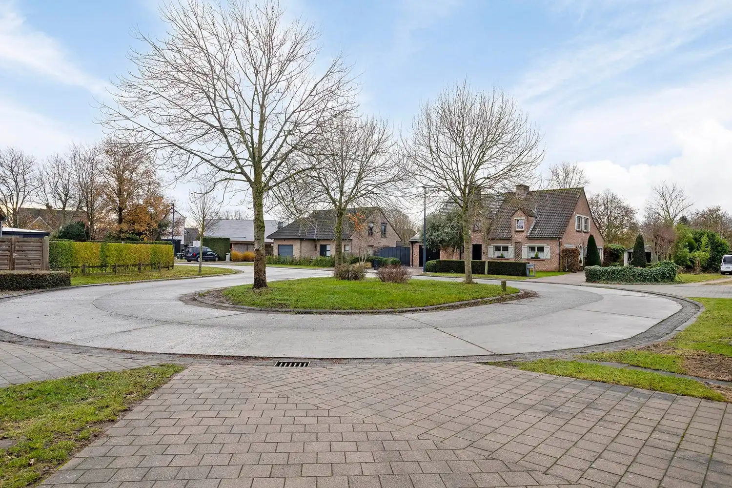 Hoofdfoto van de publicatie: Ruime halfopen gezinswoning met 4 slaapkamers, garage en tuin gelegen in een residentiële straat te Drongen