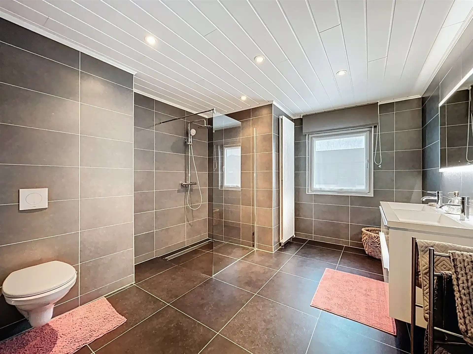 Instapklare gezinswoning met 3 slaapkamers en gezellige tuin! foto 14