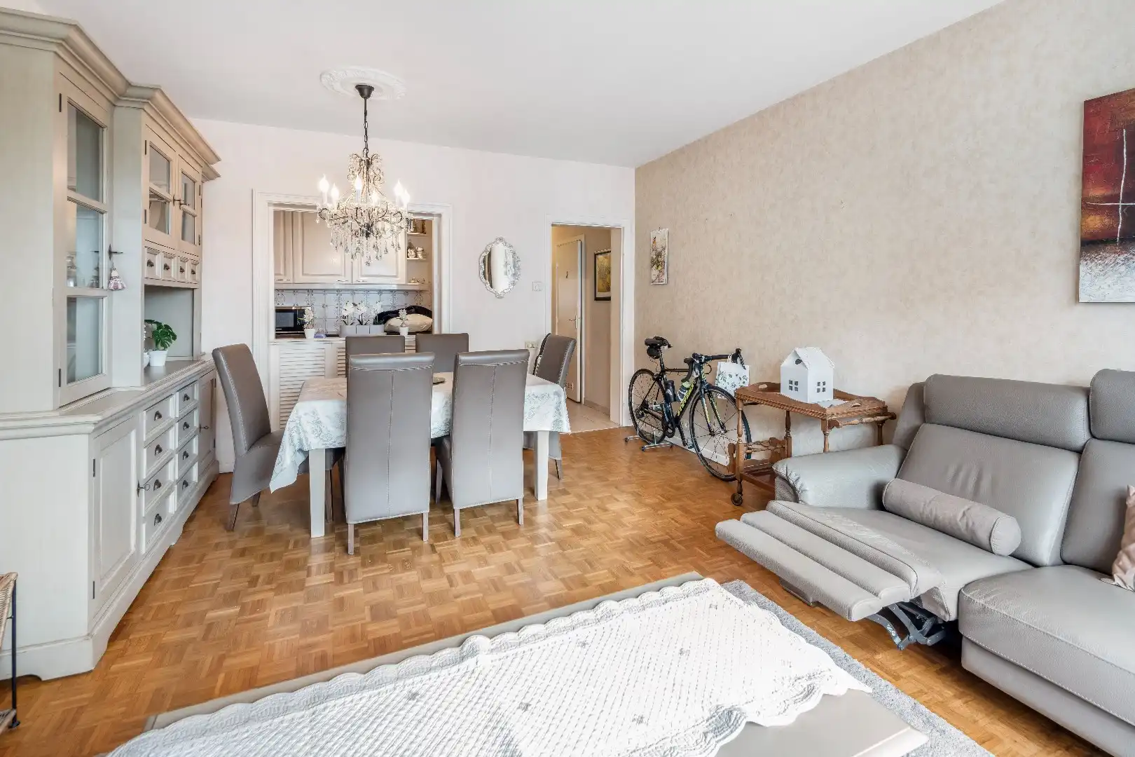 Aangenaam appartement met open zicht gelegen aan de zuidkant van het Burgemeester Frans Desmidtplein.  foto 5