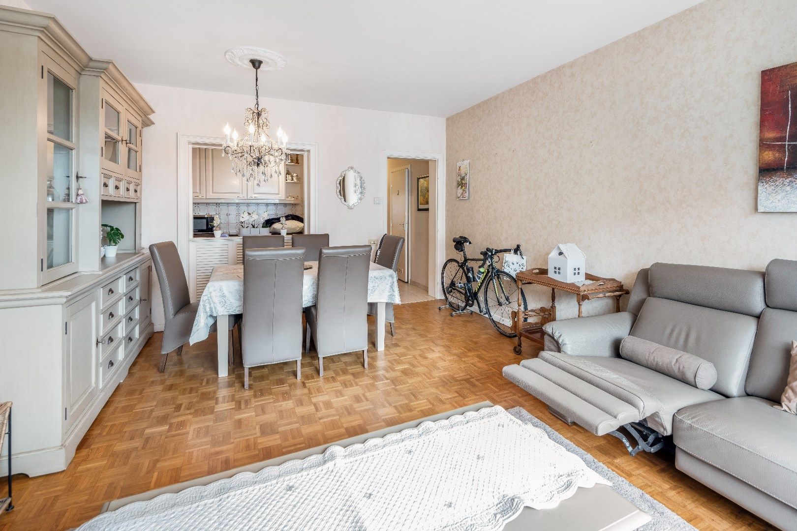 Aangenaam appartement met open zicht gelegen aan de zuidkant van het Burgemeester Frans Desmidtplein.  foto 5