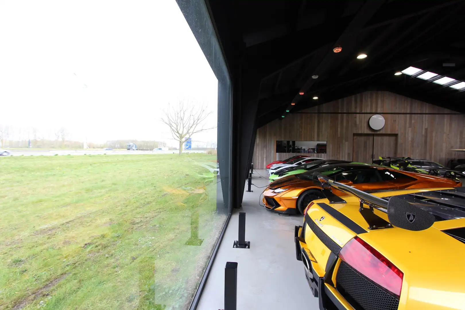 Ruime toonzaal, atelier langs de expressweg Knokke- Antwerpen te Eeklo foto 27