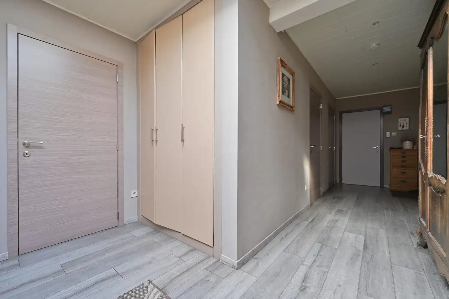 Woning met bedrijfshal op volledig omheind perceel foto 18